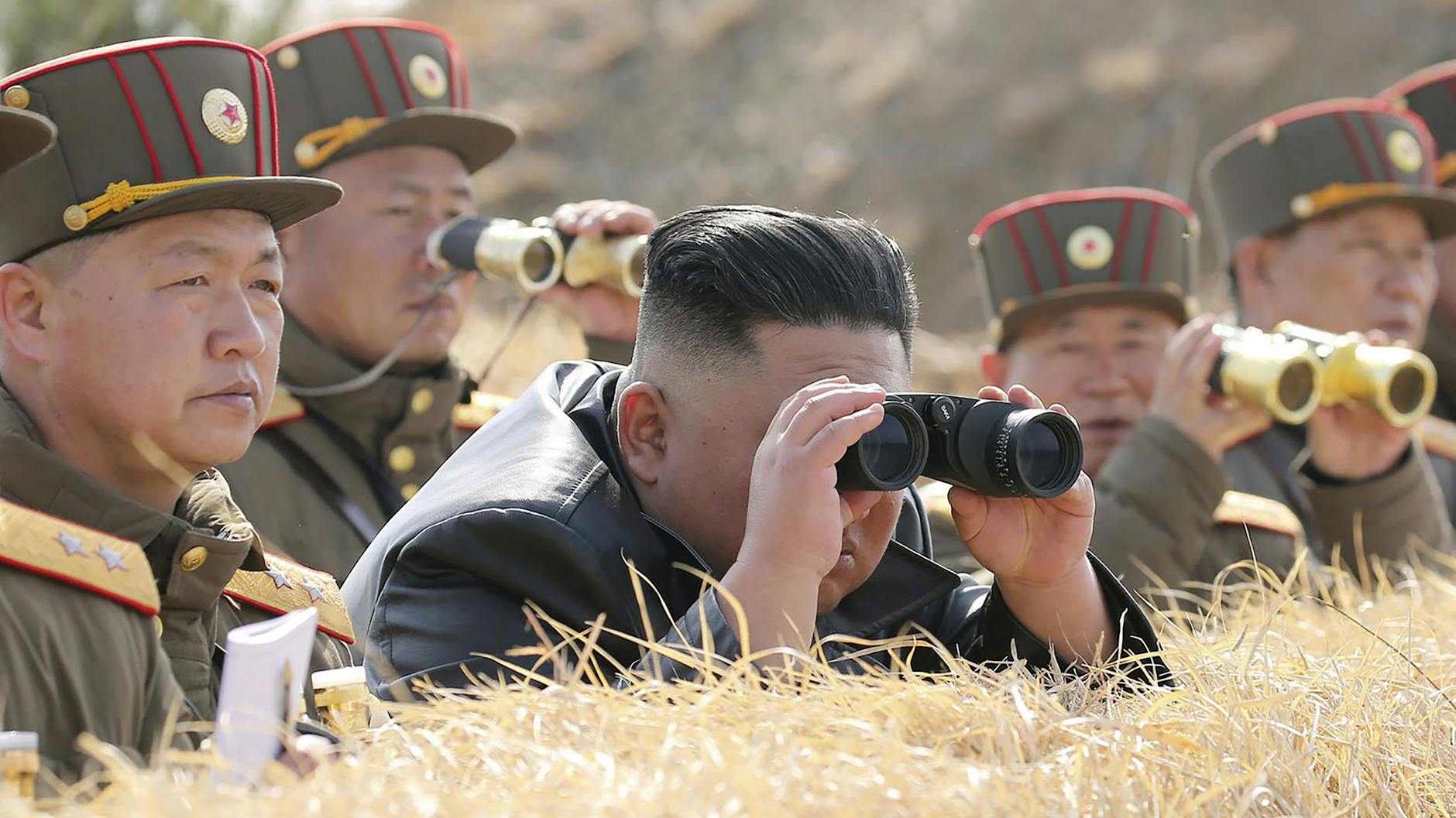 Die von der Regierung Nordkoreas zur Verfügung gestellte Aufnahme soll Nordkoreas Machthaber Kim Jong Un (M), der sich eine Artillerie-Schießübung anschaut, zeigen. Unabhängige Journalisten hatten keinen Zugang zu der angeblichen Artillerie-Schießübung.
