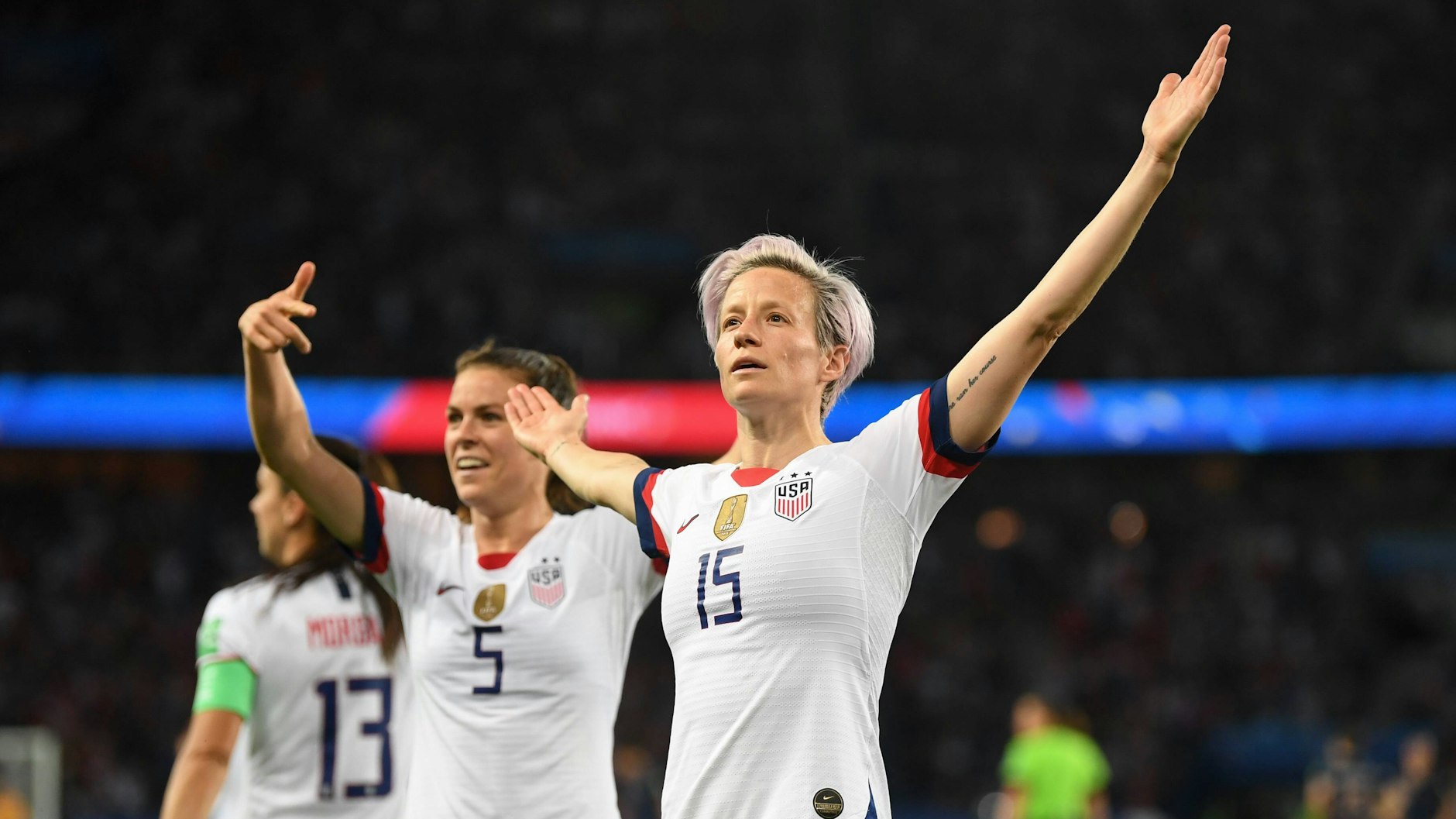 Da, schaut her: Megan Rapinoe zeigt ihre Geste, die berühmt geworden ist.
