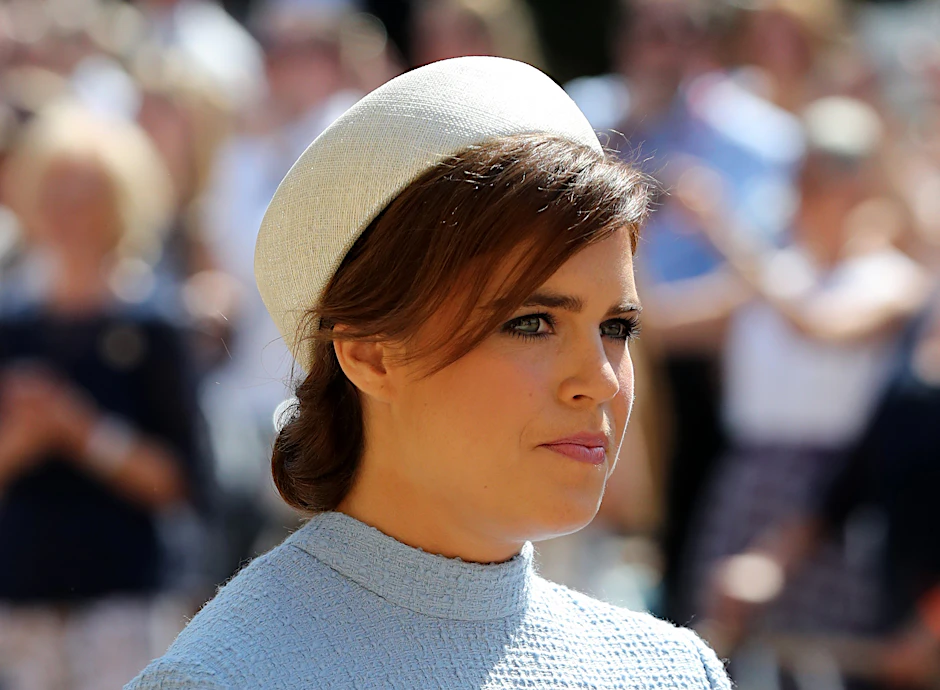 Prinzessin Eugenie  fällt  nicht wegen  Skandalen auf,  sondern eher durch ungewöhnliche  Hutkreationen. Wobei dieser hier eher brav ist.
