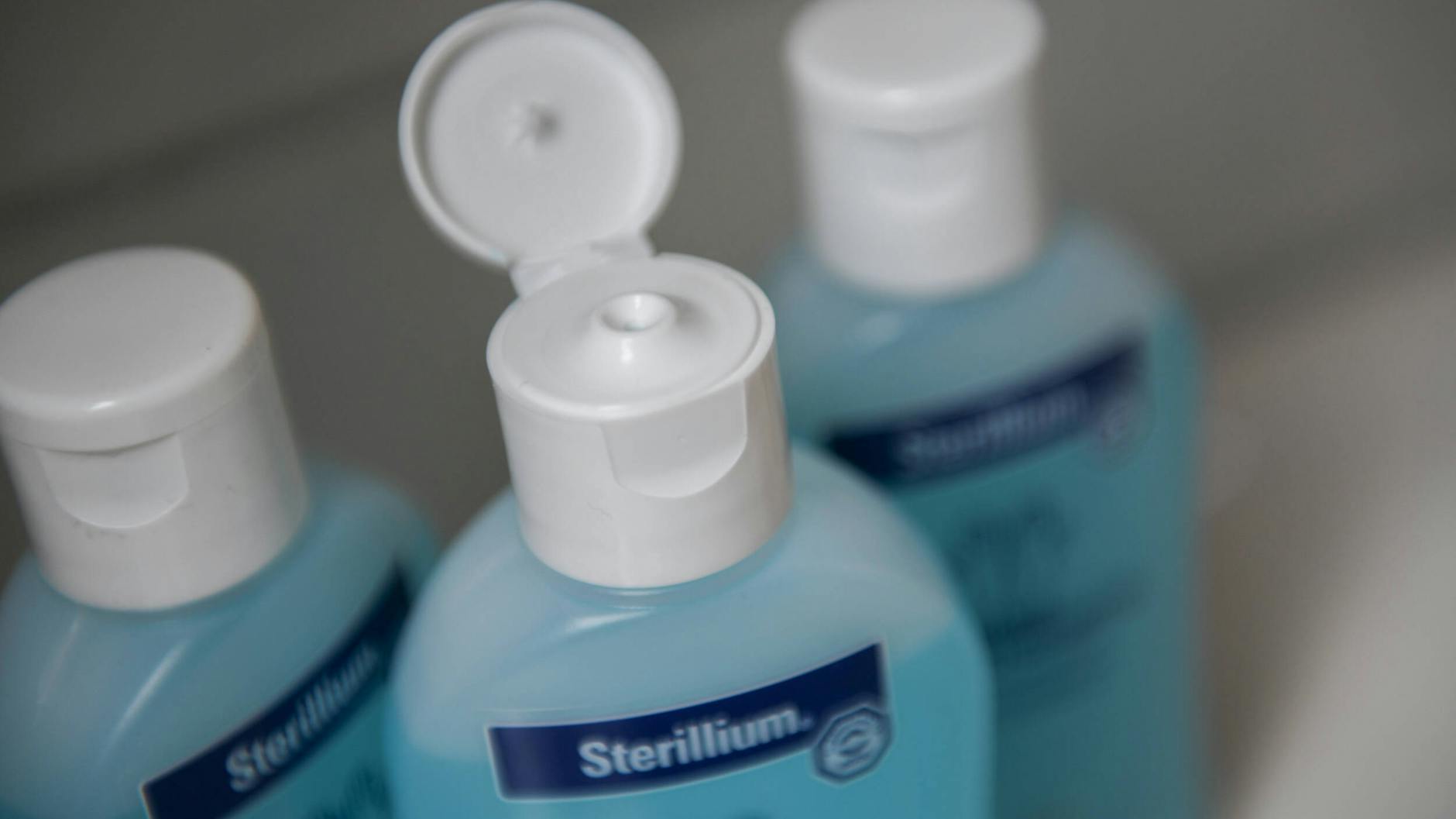 Manche Desinfektionsmittel helfen nur gegen Bakterien, nicht gegen Viren.