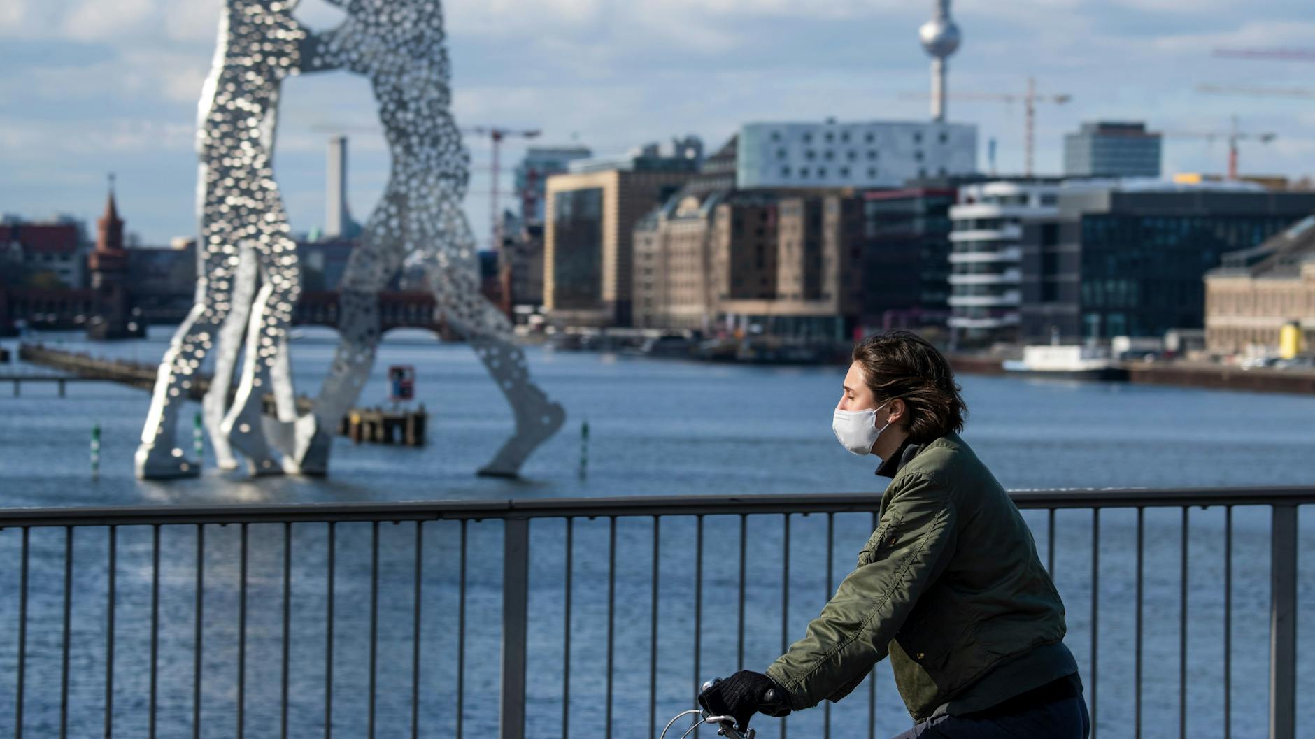 Grundsätzlich sollen die Berliner in ihren Wohnungen bleiben. Sport an der frischen Luft ist aber erlaubt.
