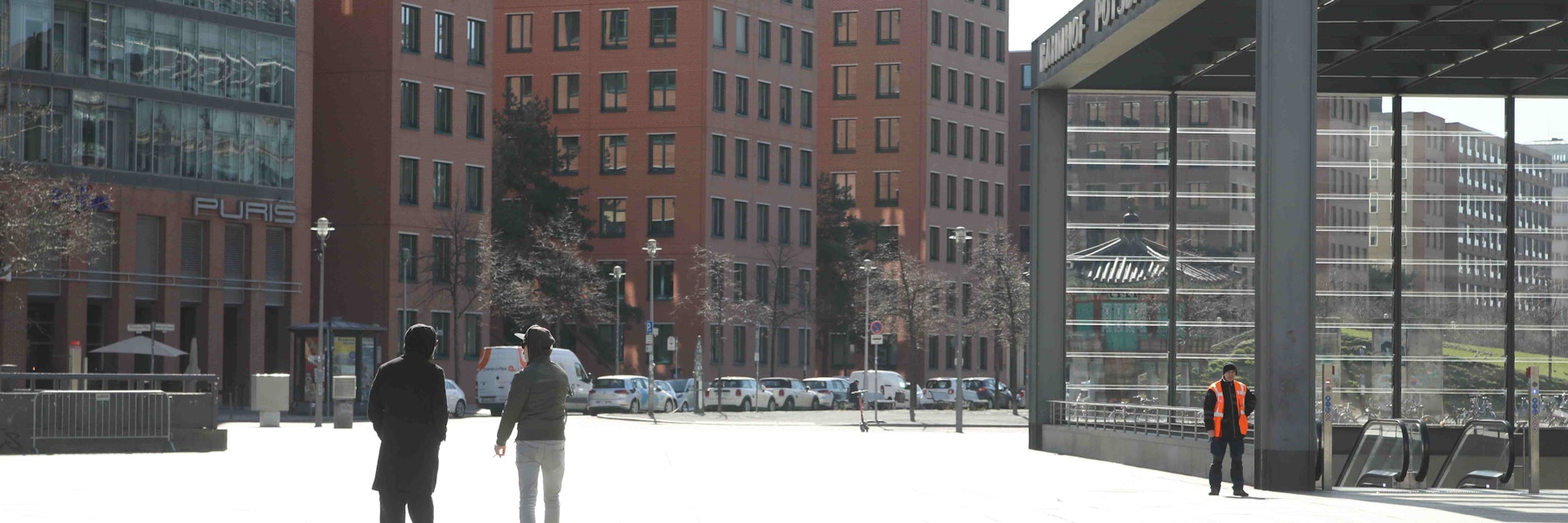 Nahezu gähnende Leere auch am Potsdamer Platz: Nur einzeln sind hier derzeit Fußgänger zu sehen, viele bleiben lieber zu Hause.
