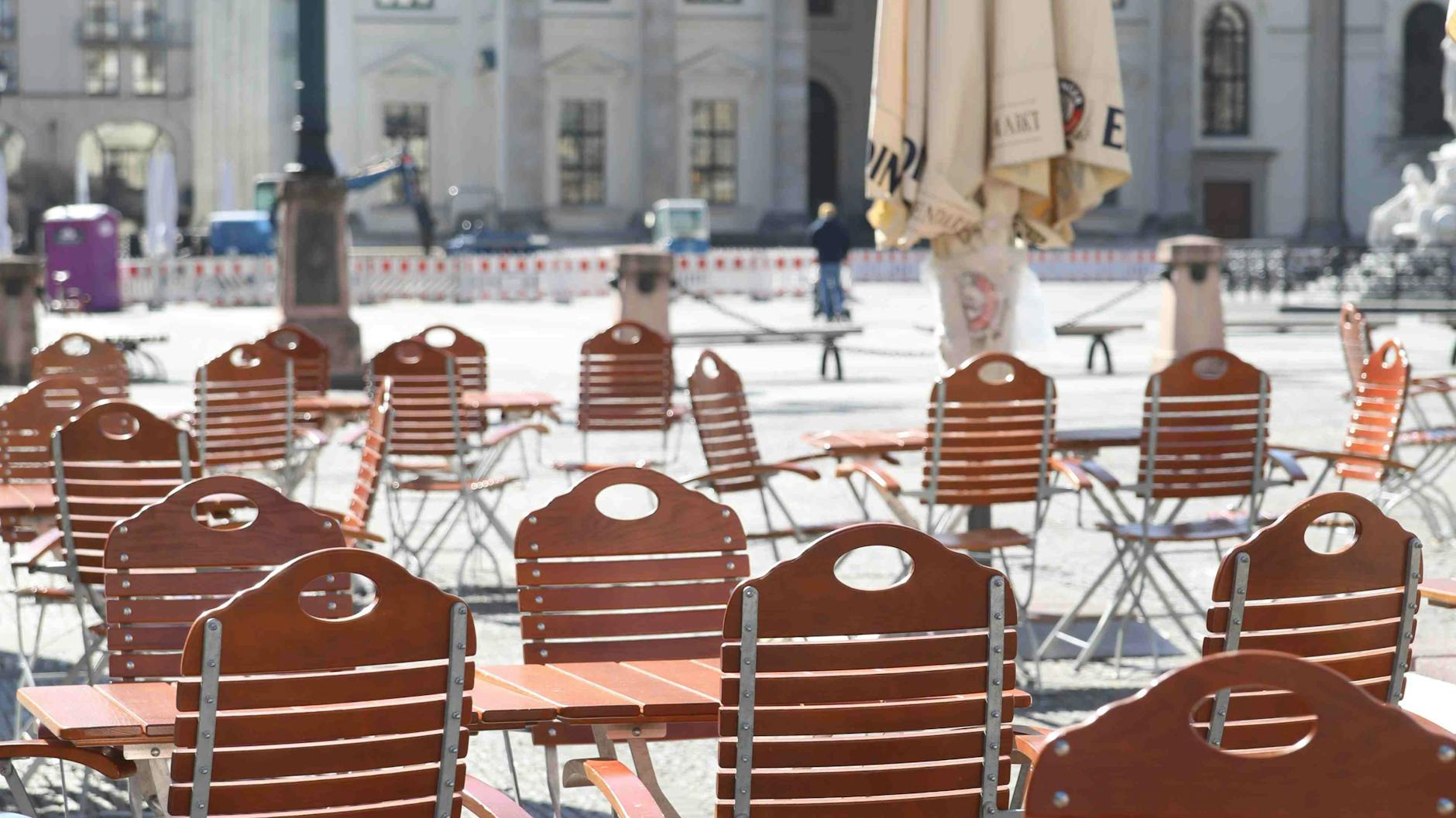 Straßencafés blieben an vielen Orten in der Stadt leer, die Tische und Stühle angekettet – auch Restaurants müssen geschlossen bleiben.
