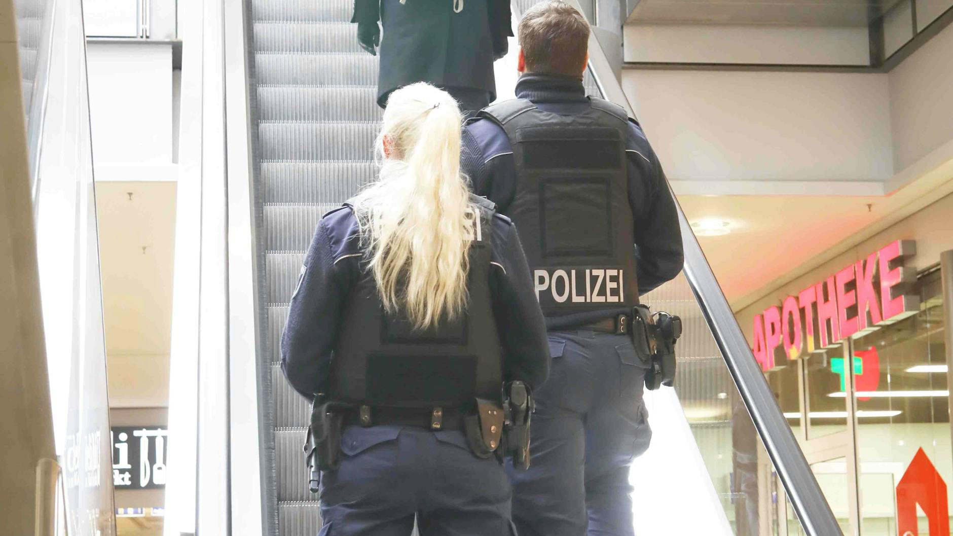 Die Polizei prüft die Einhaltung der Regeln auf den Straßen Berlins, ist dieser Tage an vielen Orten präsent.