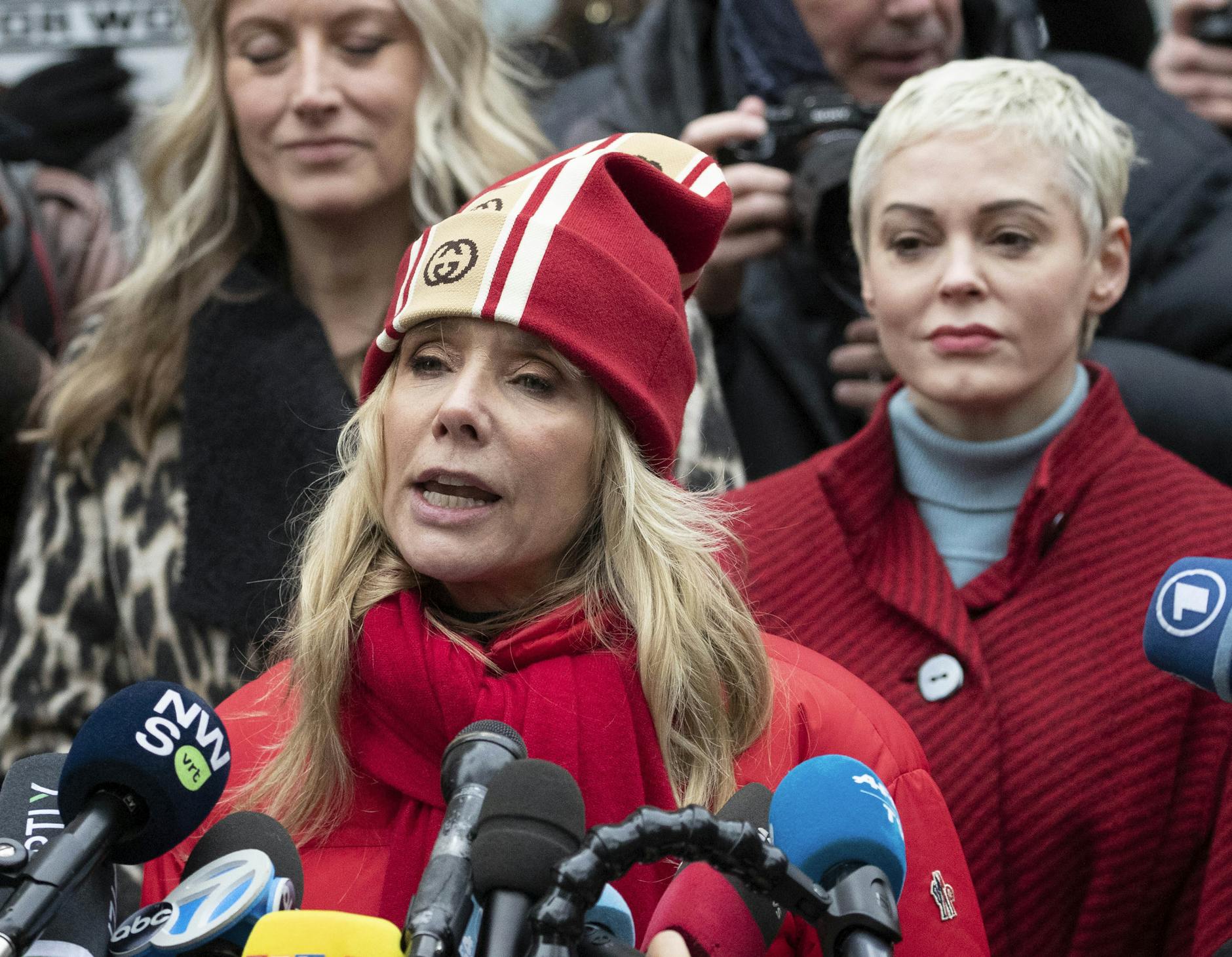 Die Schauspielerinnen Rosanna Arquette (am Mikro) und Rose McGowan (r.) bei einer Kundgebung am Rande des Prozesses gegen Harvey Weinstein im Januar 2020 in New York.