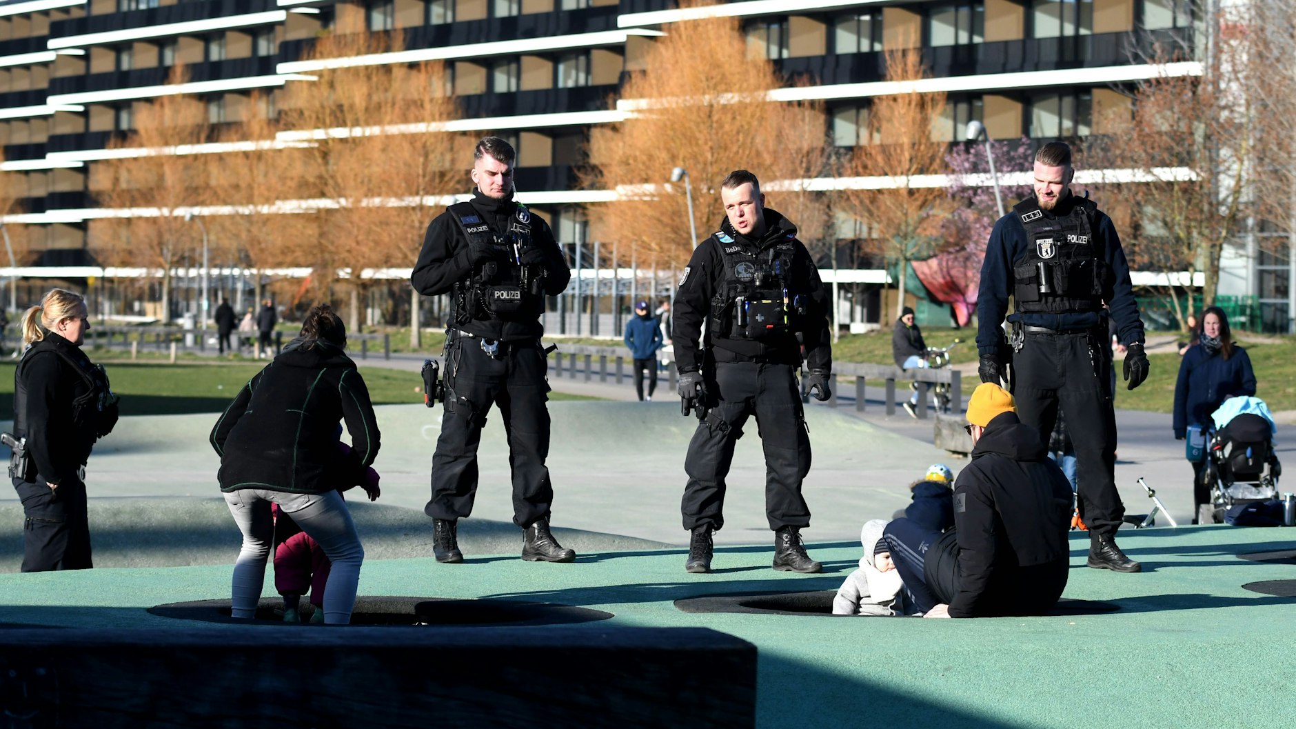 Auch das gehört nun zu den Aufgaben der Polizei: Gruppen auflösen, um die Ansteckungsgefahr zu minimieren.