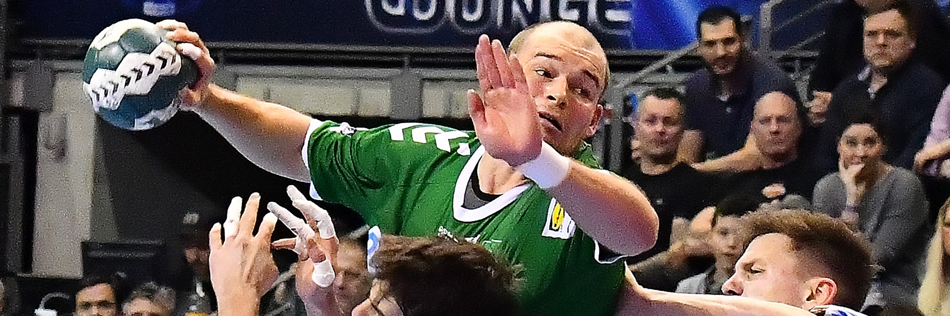 Nationalspieler Paul Drux (M.) tut alles dafür, dass er sich auch nach der Corona-Krise noch voll für die Füchse reinhauen kann.