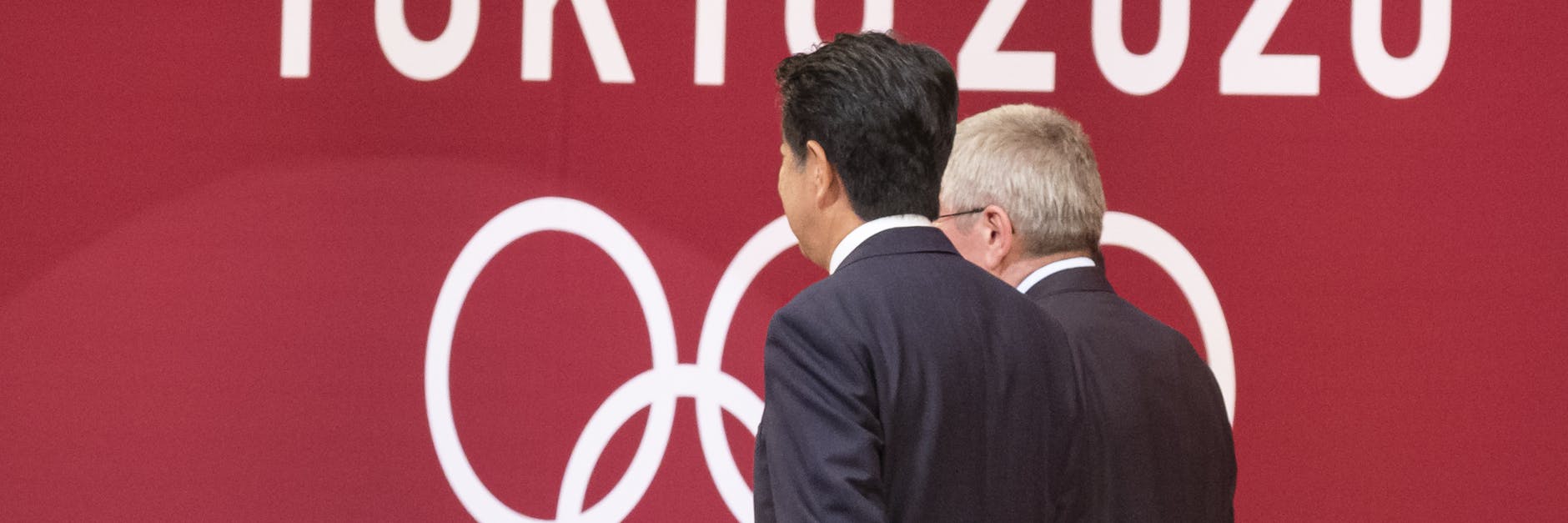 Der Präsident des Internationalen Olympischen Komitees (IOC), Thomas Bach (r), und der japanische Premierminister Shinzo Abe.