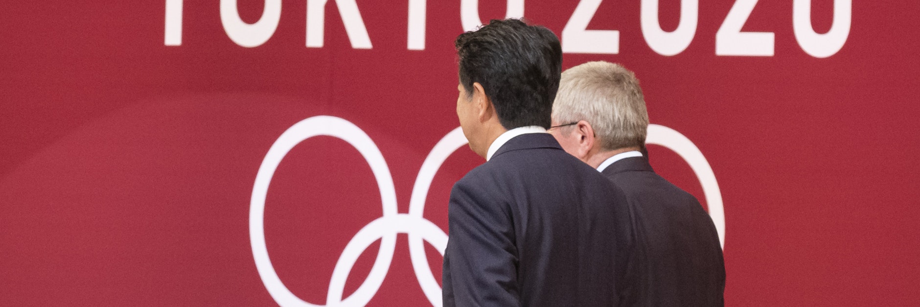 Der Präsident des Internationalen Olympischen Komitees (IOC), Thomas Bach (r), und der japanische Premierminister Shinzo Abe.
