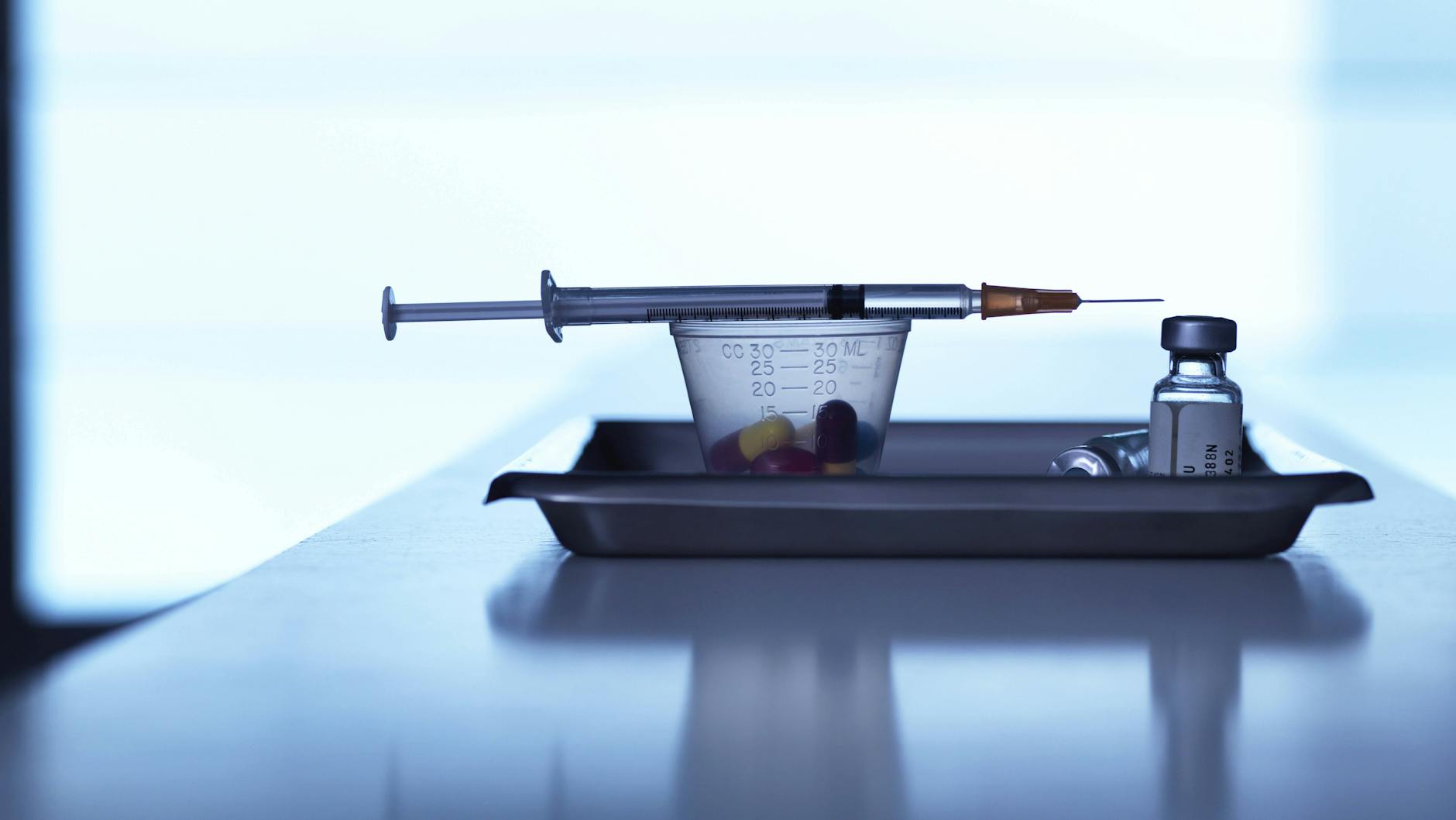 Kleiner Piks, schützende Wirkung: Allein die gesetzliche Krankenversicherung gibt nach Angaben des Apothekerverbandes mehr als eine Milliarde Euro pro Jahr für Impfstoffe aus.