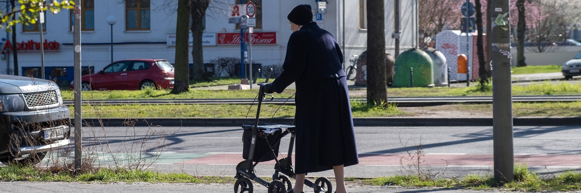 Draußen spazieren gehen? Wenn es nach der Gesundheitssenatorin geht, sollten ältere Berliner darauf lieber verzichten.