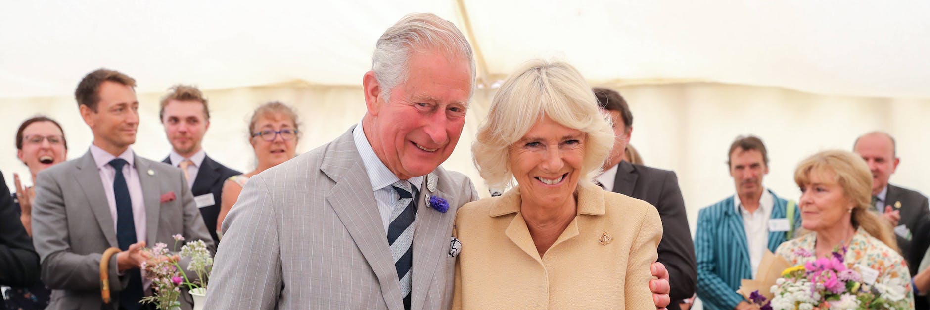 Der britische Thronfolger, Prinz Charles, hat sich mit dem Coronavirus infiziert, seine Frau Camilla wurde negativ getestet.