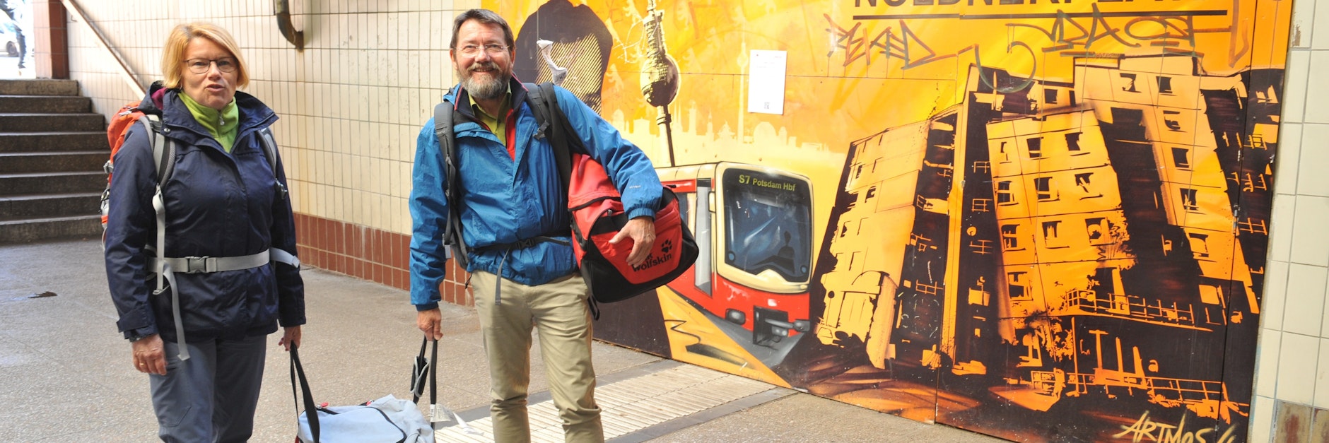 Platt, aber glücklich:  Ute und Manfred Schmidt nach ihrer Rückreise am S-Bahnhof Nöldnerplatz – die abenteuerliche Tour dauerte rund 30 Stunden.