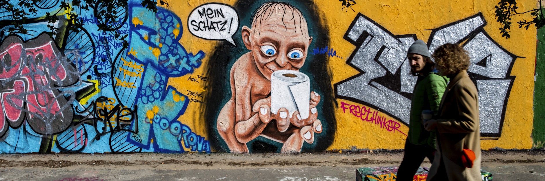 Grafitti mit dem Bild vom Charakter der Herr der Ringe Gollum mit einer Rolle Toilettenpapier und eine Sprachblase "Mein Schatz" am Mauerpark in Berlin