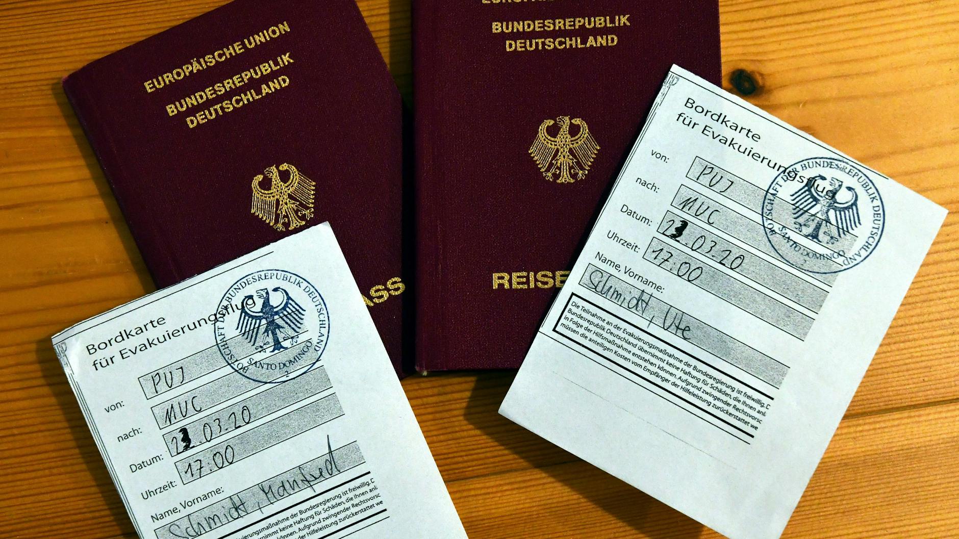 Die Bordkarten "für Evakuierungsflug" sind ein seltenes Souvenir.