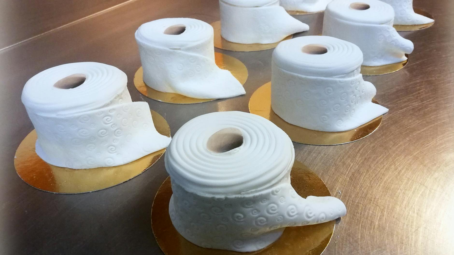 In Polen kunstvoll hergestellte Torten, die wie Toilettenpapier aussehen, liegen in der Konditorei Pokojski in Torun (Thorn). Die Klopapiertorte besteht innen aus Bisquitteig und einer Füllung aus Schokoladencreme. Umhüllt wird das Ganze von weißer Zuckermasse (Fondant) - in der Form von aufgerolltem Papier.