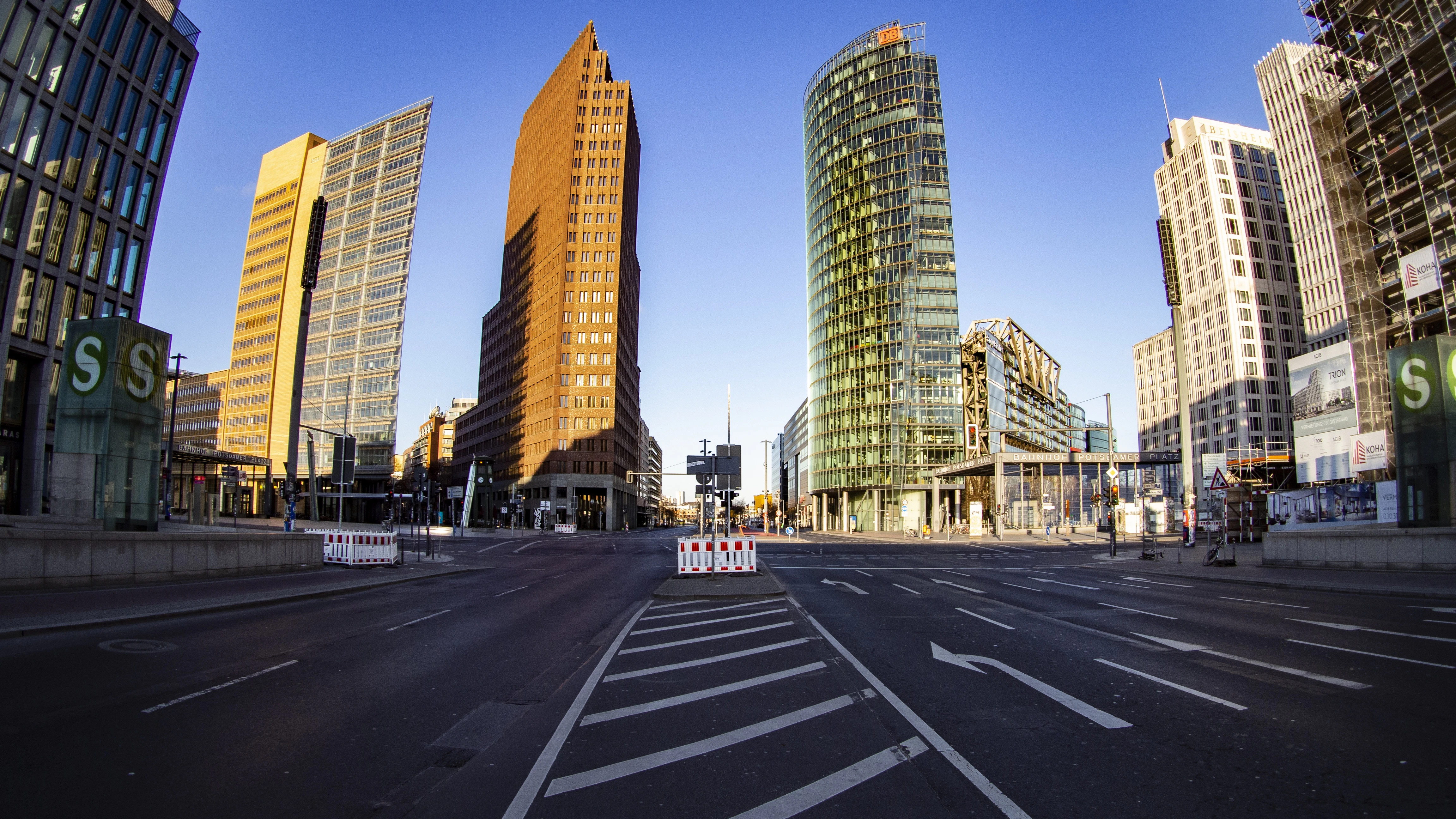 Ganz schön leer am Potsdamer Platz: Wo sich bislang Autos stauten, gibt es nun viel Platz.