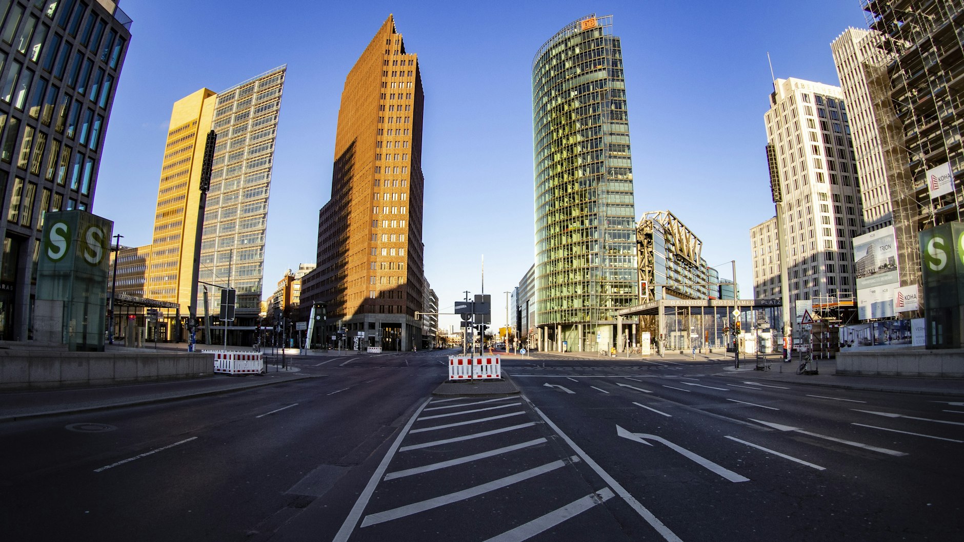 Ganz schön leer am Potsdamer Platz: Wo sich bislang Autos stauten, gibt es nun viel Platz.
