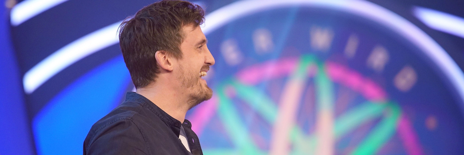 Ronald Tenholte breitet nach dem Gewinn bei der Quizshow "Wer wird Millionär?" die Arme aus. Zum zehnten Mal hat in einer regulären Ausgabe der RTL-Rateshow ein Teilnehmer den Hauptgewinn geholt. 