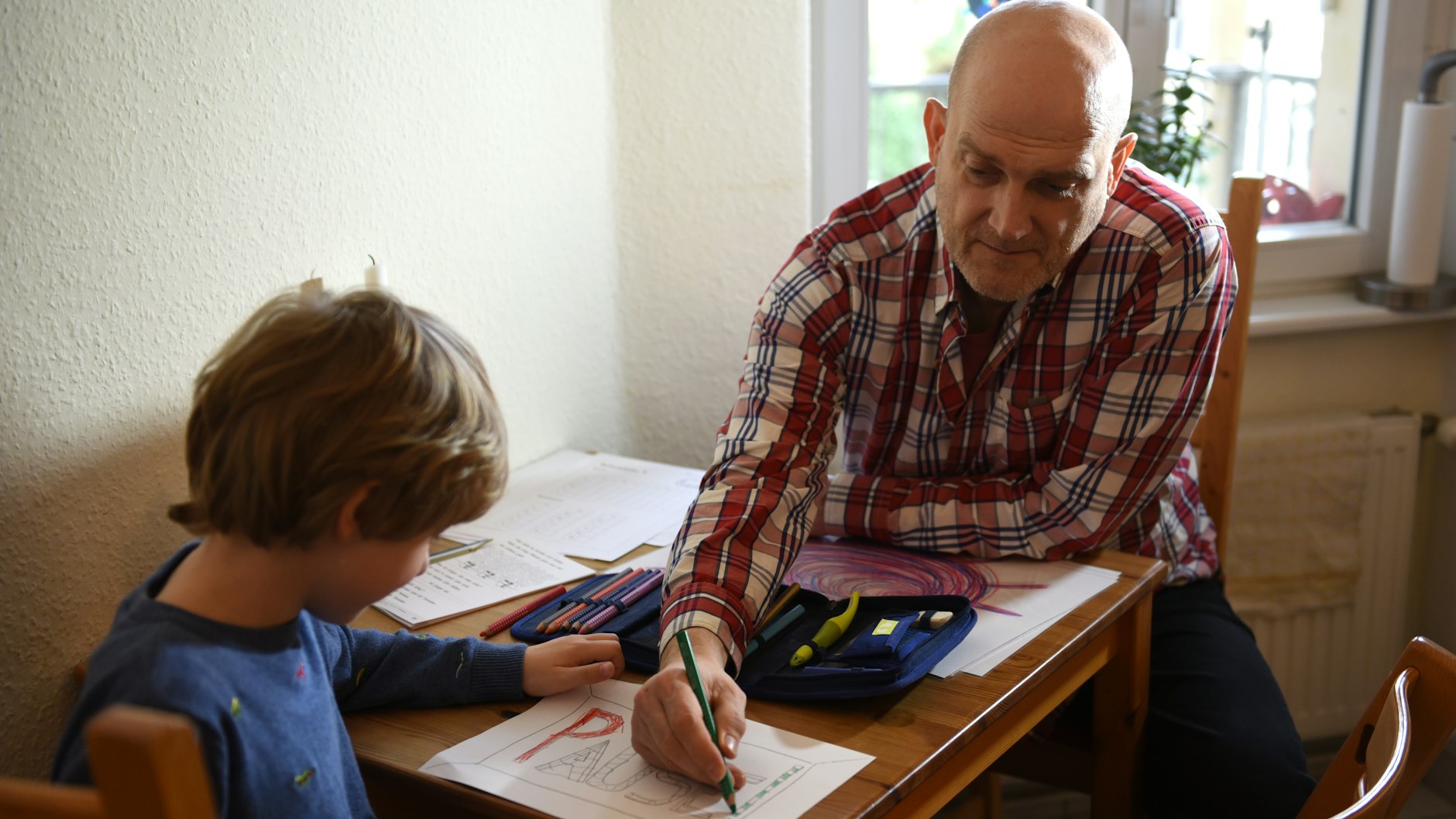 Steile Lernkurve: Redakteur Jens Blankennagel unterrichtet seinen Sohn zu Hause.