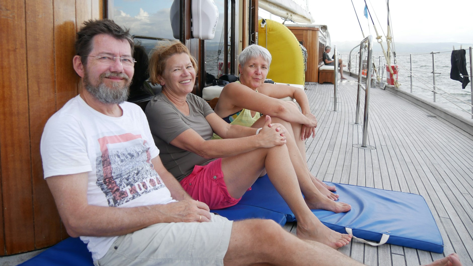 Die Scmidts mit Freundin Una Döring auf dem Segelboot.