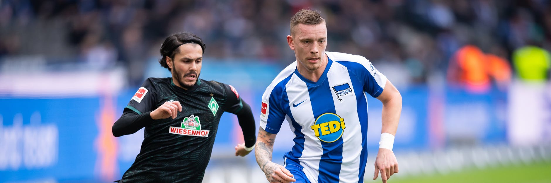 Marius Wolf (24), hier beim letzten Hertha-Spiel vor der Corona-Krise gegen Bremens Leonardo Bittencourt, wartet sehnsüchtig darauf, dass der Ball in der Bundesliga wieder rollt.