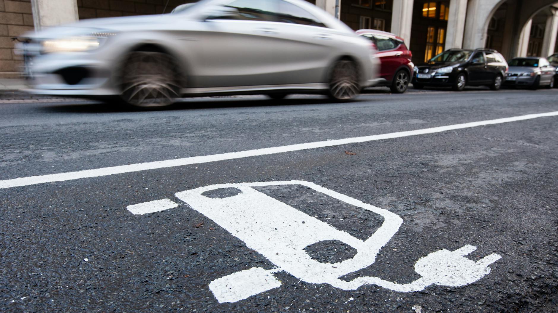 Wer sich ein neues Auto anschafft, bekommt womöglich bald Geld dazu.