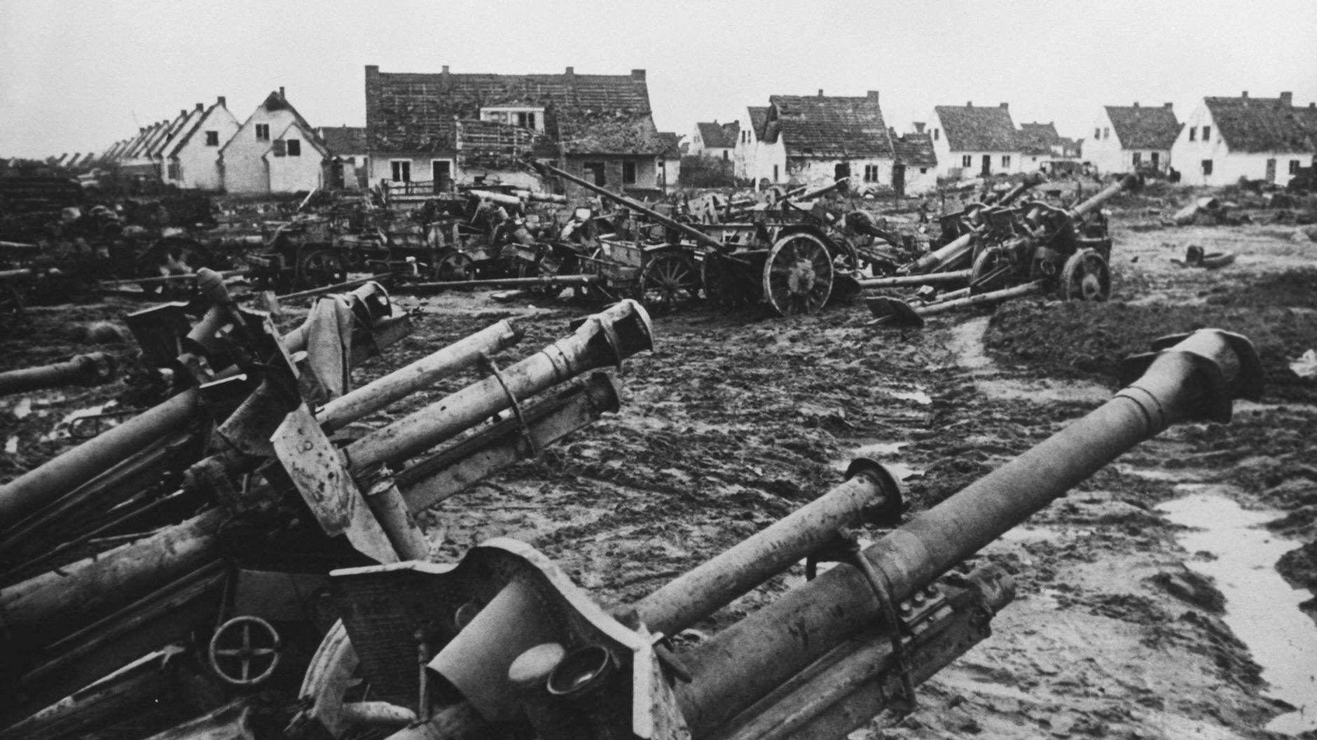 Die Schlacht ist geschlagen. Erbeutete deutsche Geschütze stehen im April 1945 am Rand einer Ortschaft im Oderbruch.