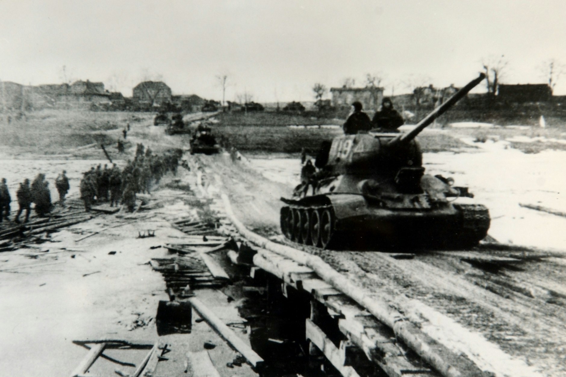 Auf nach Berlin! Russische Panzer rollen mittels einer Behelfsbrücke über die Oder, abgelöste Infanterie marschiert von der Front ins Hinterland.