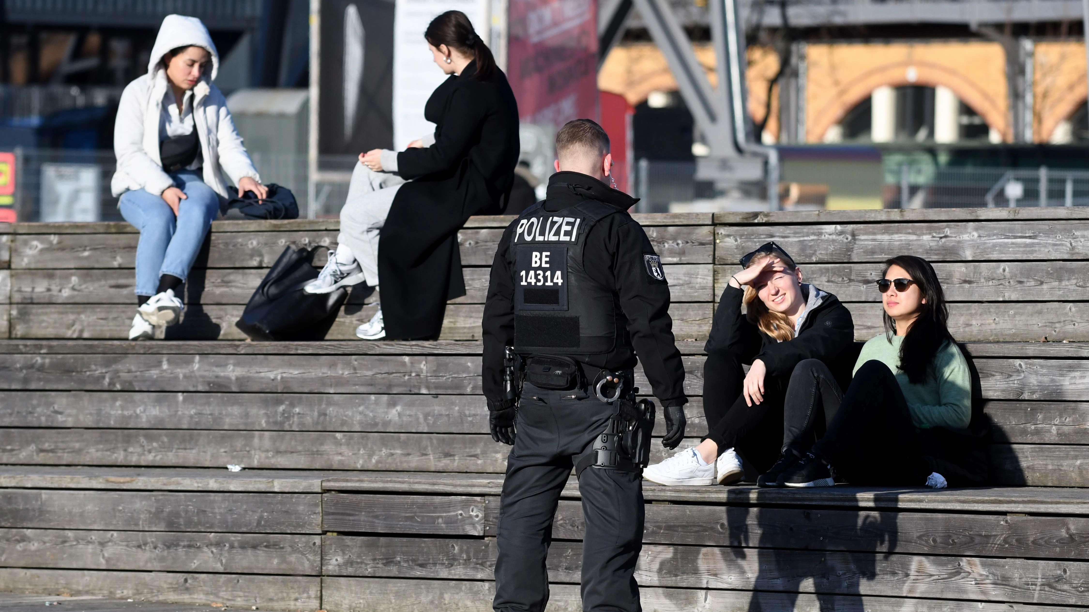 Sich Sonnen ist verboten. Polizisten sprechen Besucherinnen im Park am Gleisdreieck an.