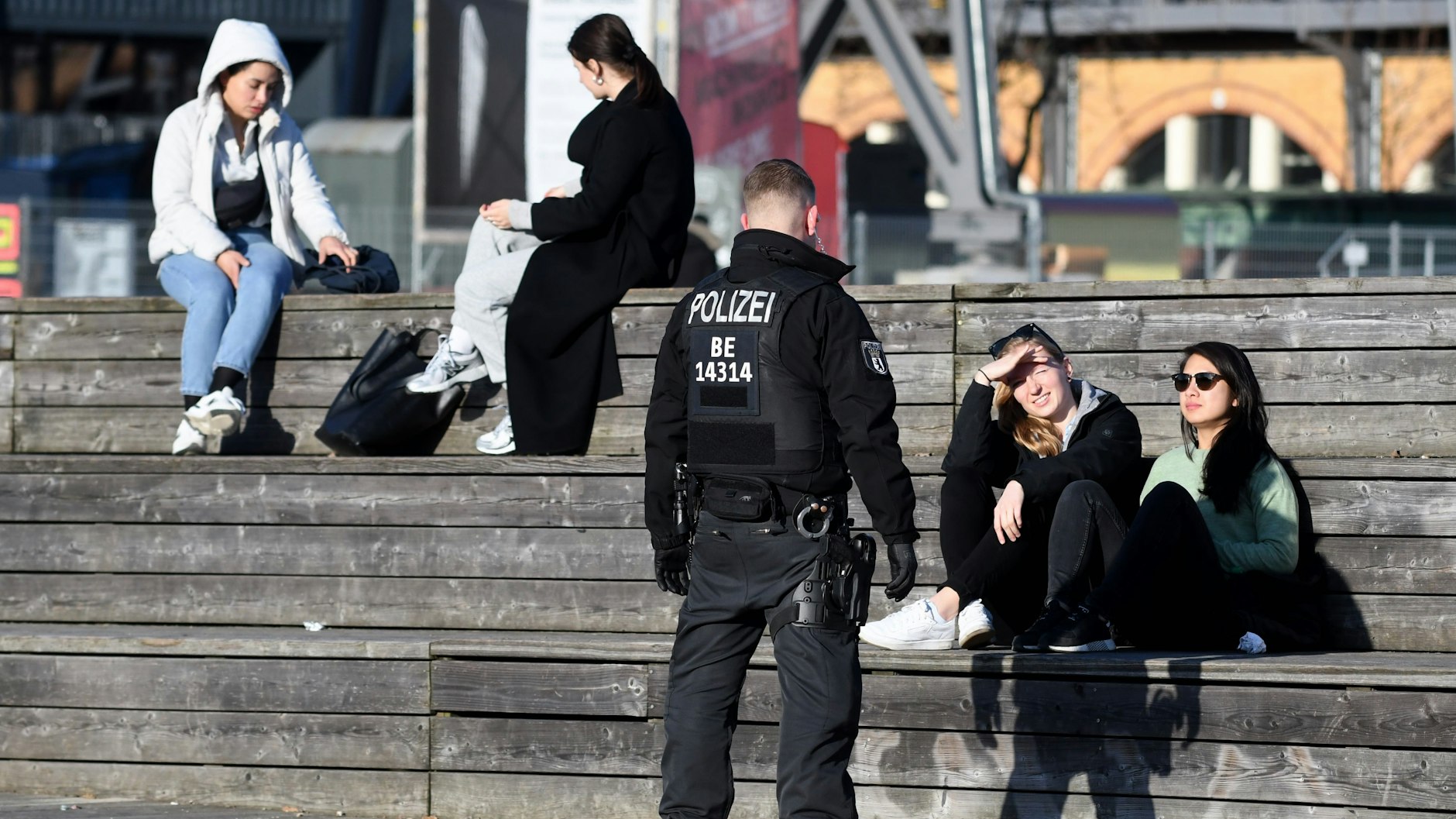 Sich Sonnen ist verboten. Polizisten sprechen Besucherinnen im Park am Gleisdreieck an.