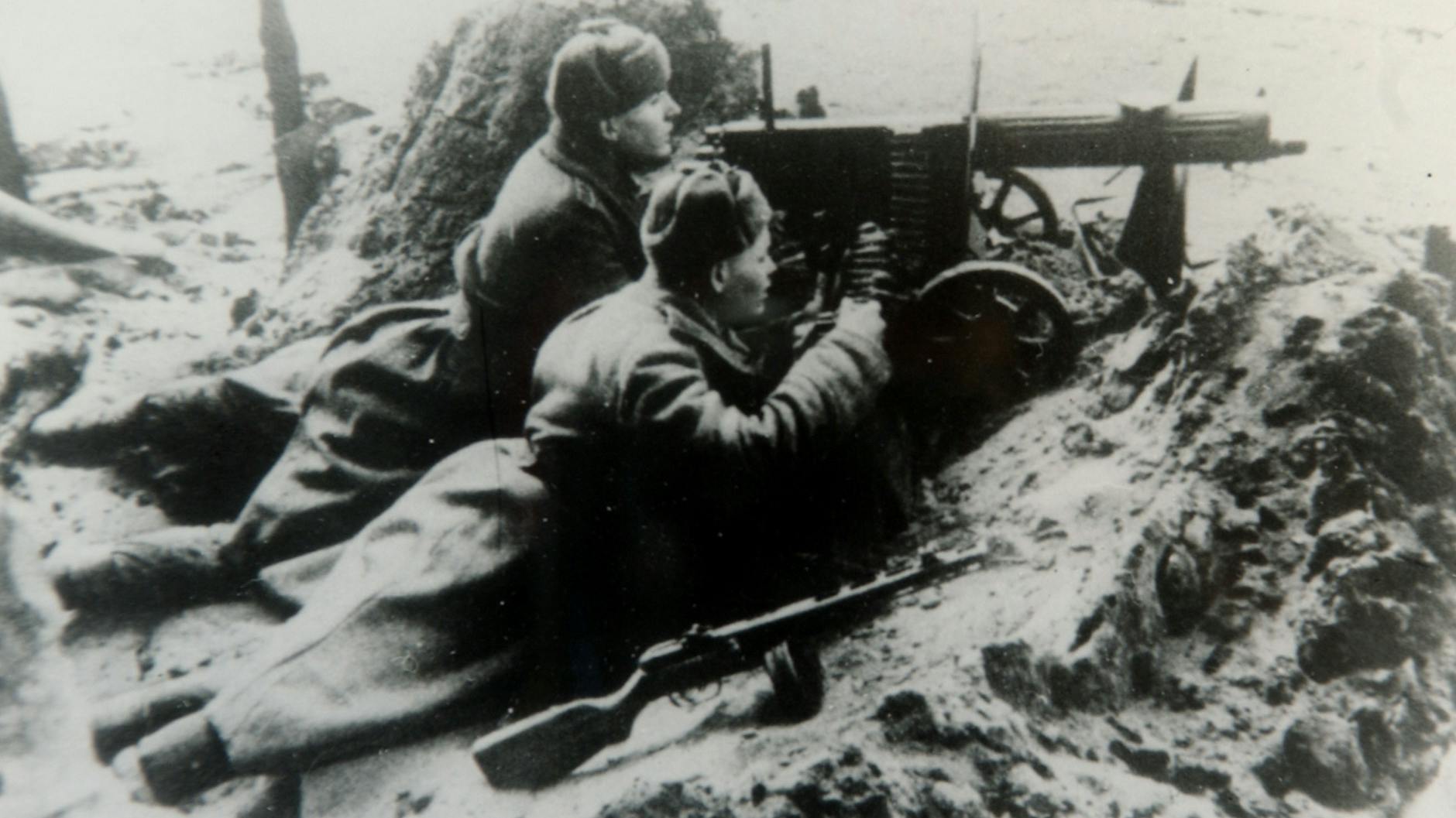 Am Oderdeich, Februar 1945: Rotarmisten haben sich hinter einem Maschinengewehr verschanzt.