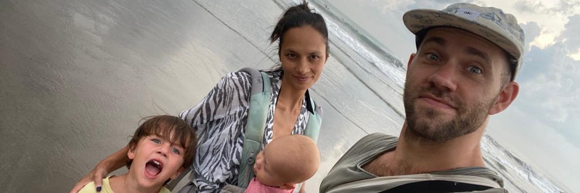 Sandy Bartsch (36) mit ihrem Partner Felix Göllner (36)&nbsp; und den beiden Kindern Filip (4) und Benedict (9 Monate) sitzen auf Bali fest. 