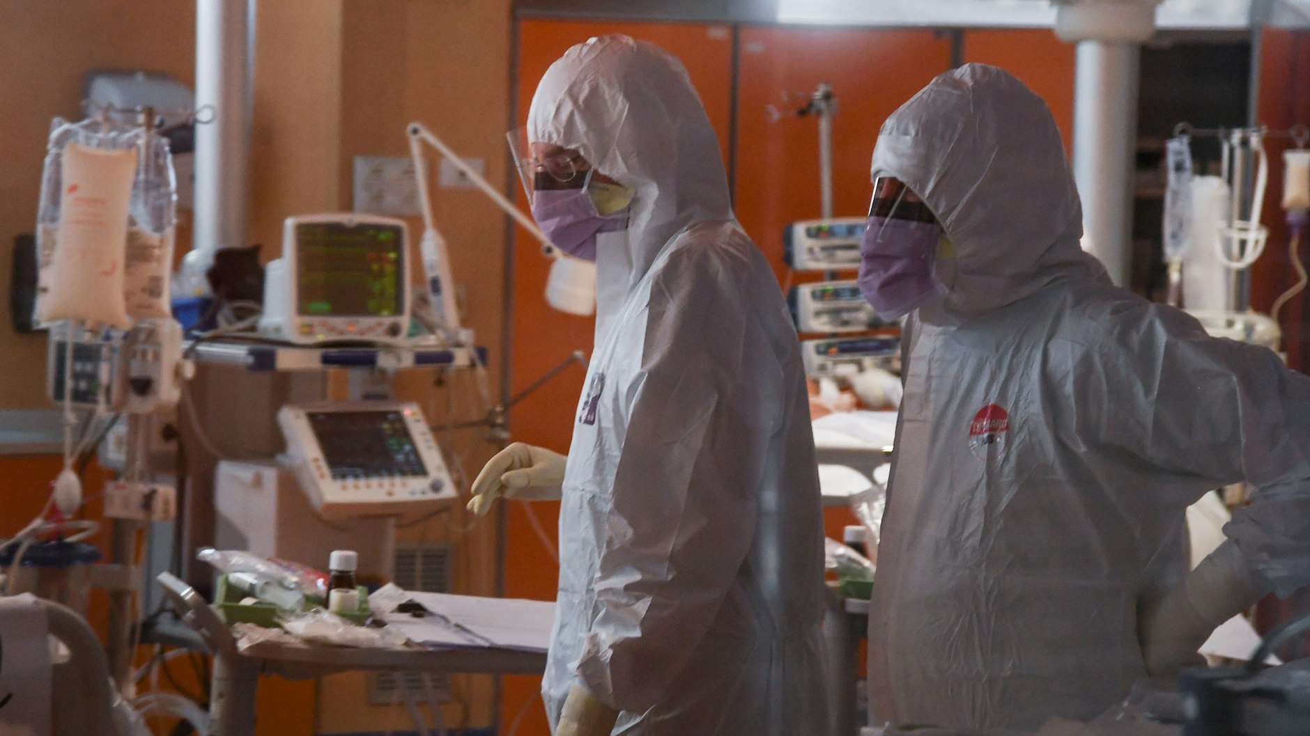 Blick nach Italien in der Corona-Krise: Mediziner behandeln Covid-Patienten auf der Intensivstation des Istituto Clinico Casalpalocco in Rom.