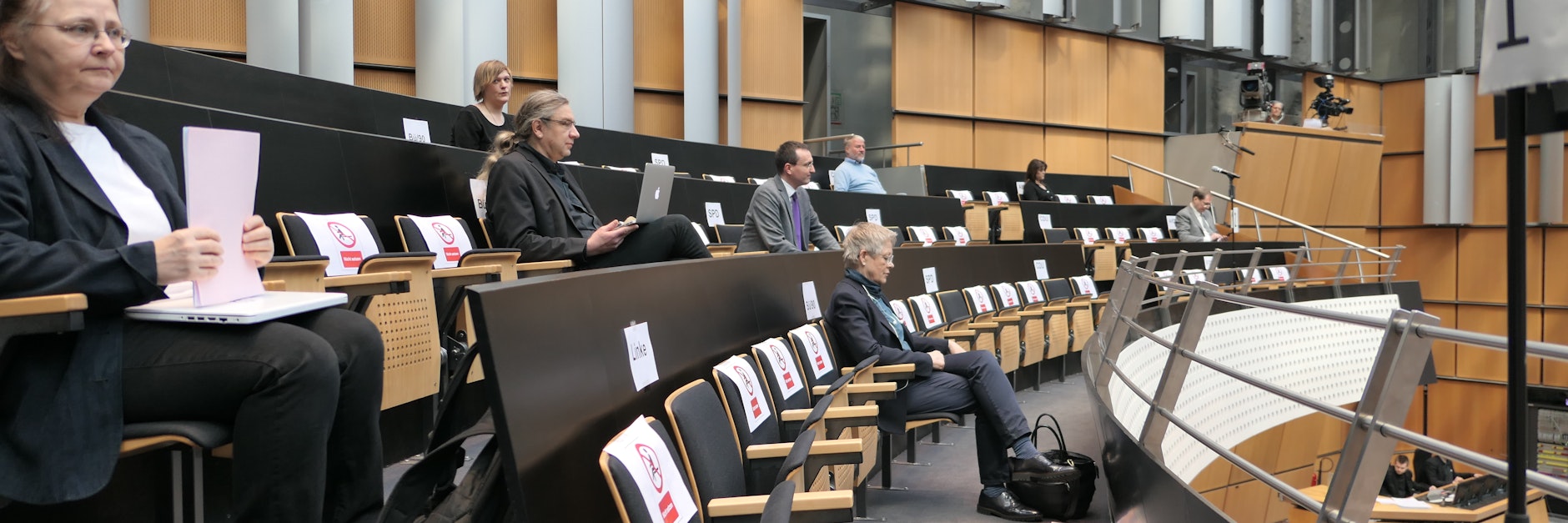 Viele Plätze auf der Besuchertribüne waren gesperrt, dazwischen saßen nach Fraktionen getrennt Abgeordnete, die im Plenum keinen Platz hatten. 