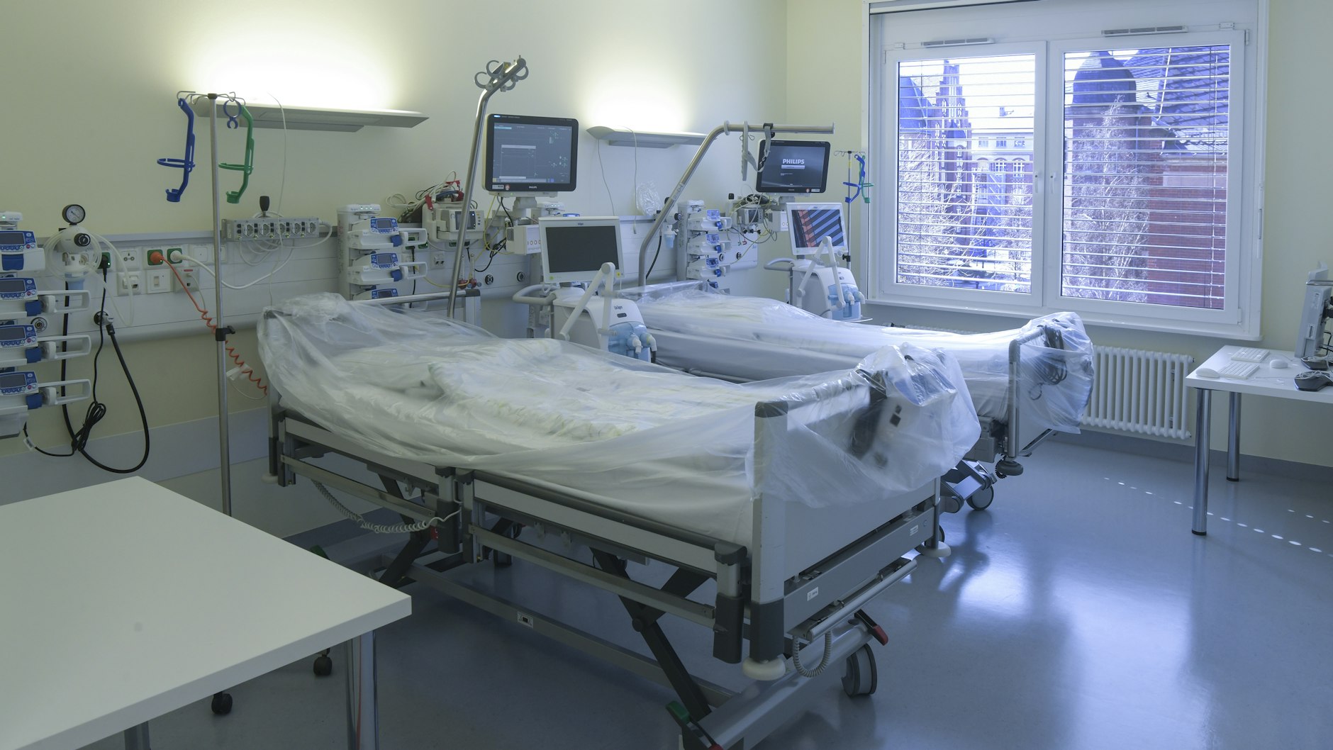 Reserve für die Pandemie: Ein neu eingerichtetes Zimmer der Charité-Campusklinik. Sie wird zurzeit in ein Intensivgebäude umfunktioniert. 135 Intensivbetten sollen für die Behandlung von Covid-Patienten entstehen. Die erste Station wird diesen Freitag in Betrieb genommen.&nbsp;