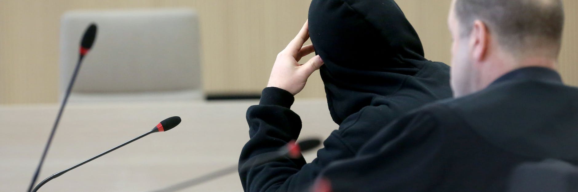 ARCHIV - Der Angeklagte zu Beginn des Prozesses mit seinem Anwalt