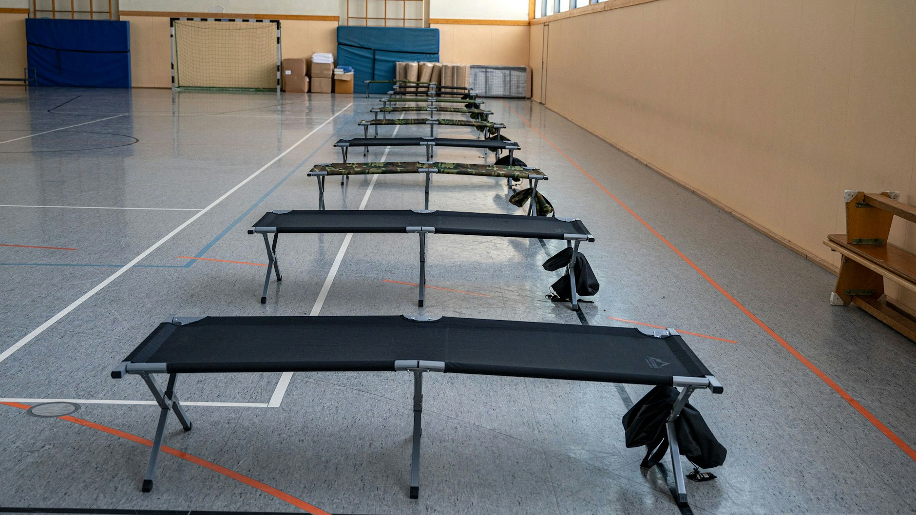 Feldbetten stehen in der ehemaligen Sporthalle einer Realschule in Menden (NRW). Zur zwangsweisen Unterbringung möglicher Corona-Quarantäne-Brecher hat die Stadt Menden in einer Turnhalle ein vorsorgliches Lager eingerichtet.&nbsp;