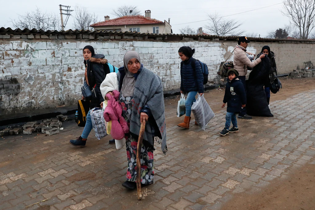 Migranten verlassen türkisch-griechische Grenze