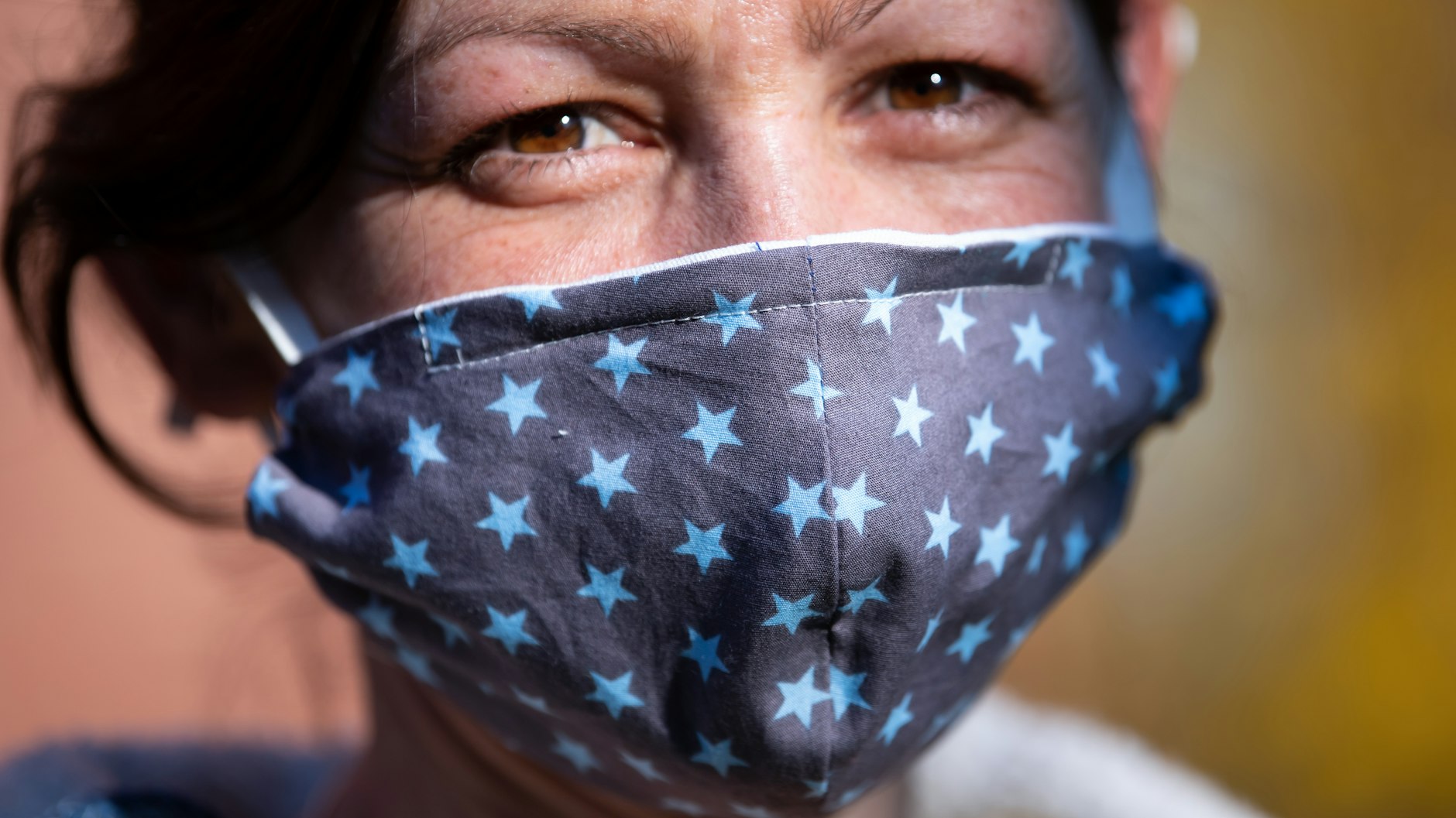 Selbstgenähte Schutzmasken so wie diese herstellen - das macht zum Beispiel Schriftstellerin Kirsten Fuchs.