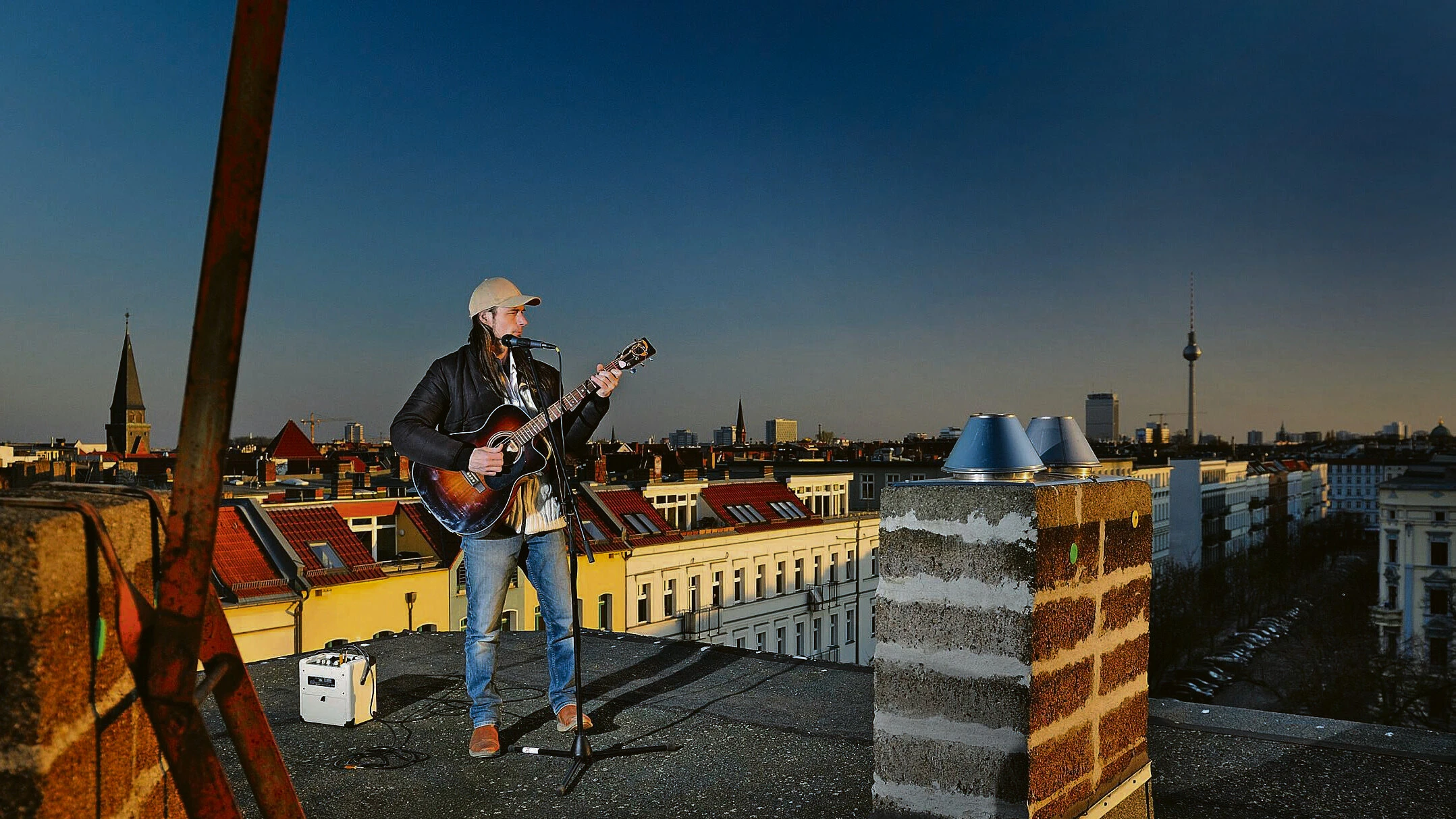 Lorenz Huber gibt auf seinem Dach ein Konzert für die Nachbarn am Helmholtzplatz.<br><br>