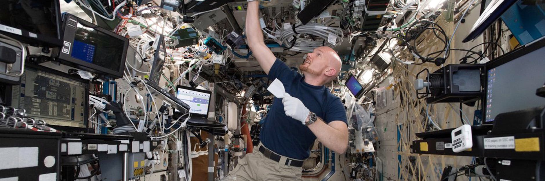 Technik, wohin man blickt, und das auf engstem Raum. Da muss man Ruhe bewahren – und Ruhe in sich selbst spüren.