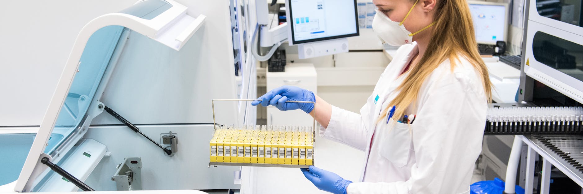 27.03.2020, Schleswig-Holstein, Geesthacht: Katrin Haack, Biologielaborantin des LADR-Laborverbundes Dr. Kramer und Kollegen, analysiert molekularbiologische Proben auf das SARS-CoV-2-Virus.