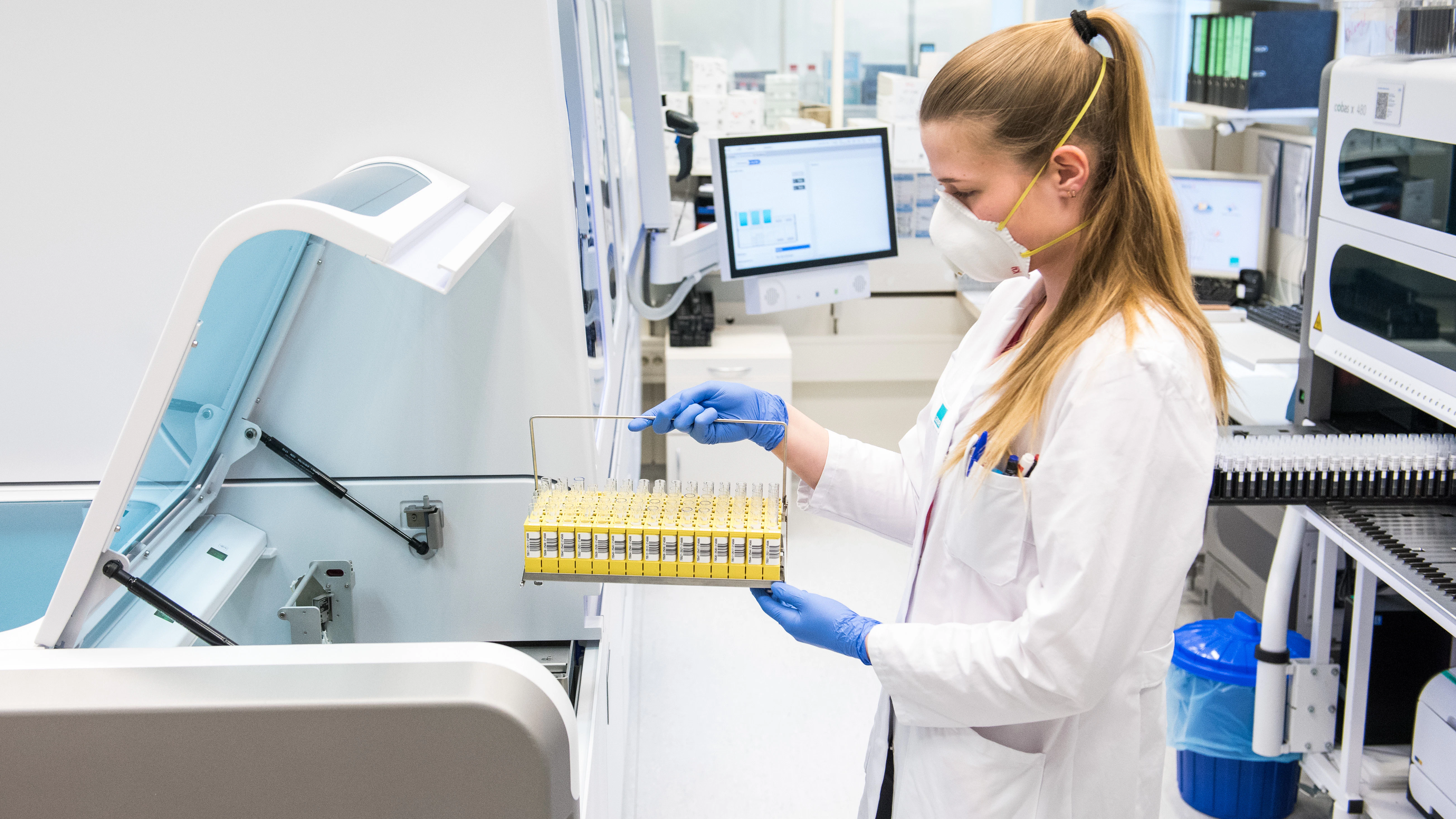 In einem Labor werden molekularbiologische Proben auf das SARS-CoV-2-Virus analysiert.