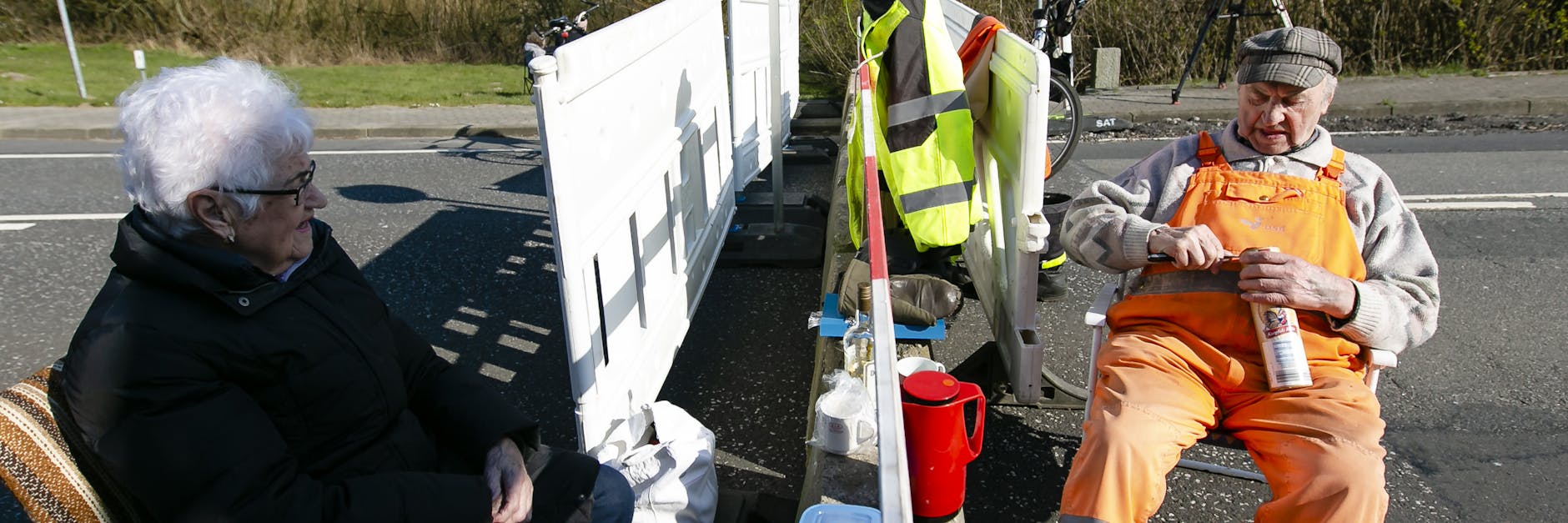 Karsten Tüchsen Hansen und die Dänin Inga Rasmussen sitzen am deutsch-dänischen Grenzübergang. Wegen des Coronavirus ist dem Paar derzeit nicht erlaubt, sich zu besuchen.
