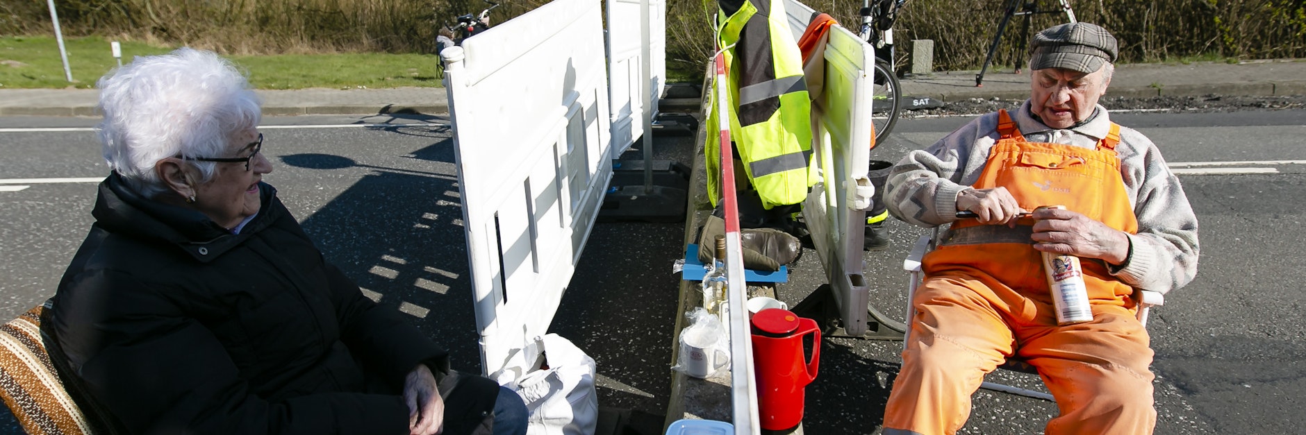 Karsten Tüchsen Hansen und die Dänin Inga Rasmussen sitzen am deutsch-dänischen Grenzübergang. Wegen des Coronavirus ist dem Paar derzeit nicht erlaubt, sich zu besuchen. 