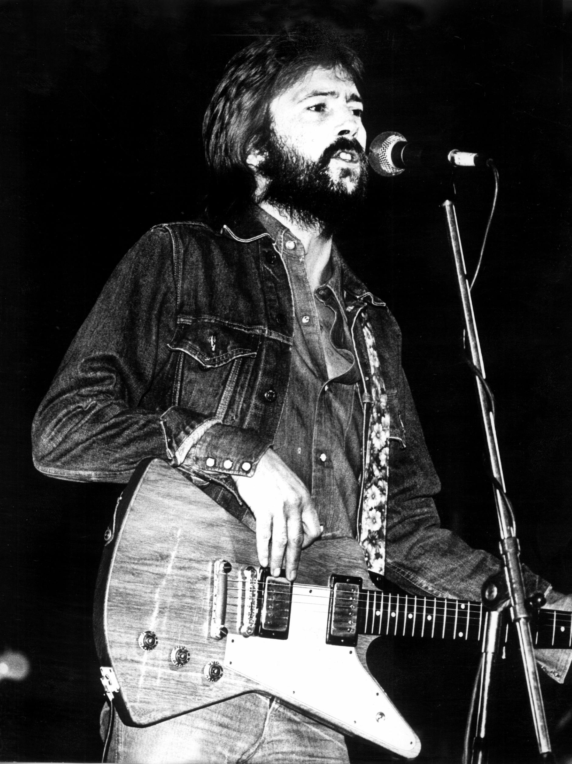 Eric Clapton 1974 bei einem Auftritt in Hamburg