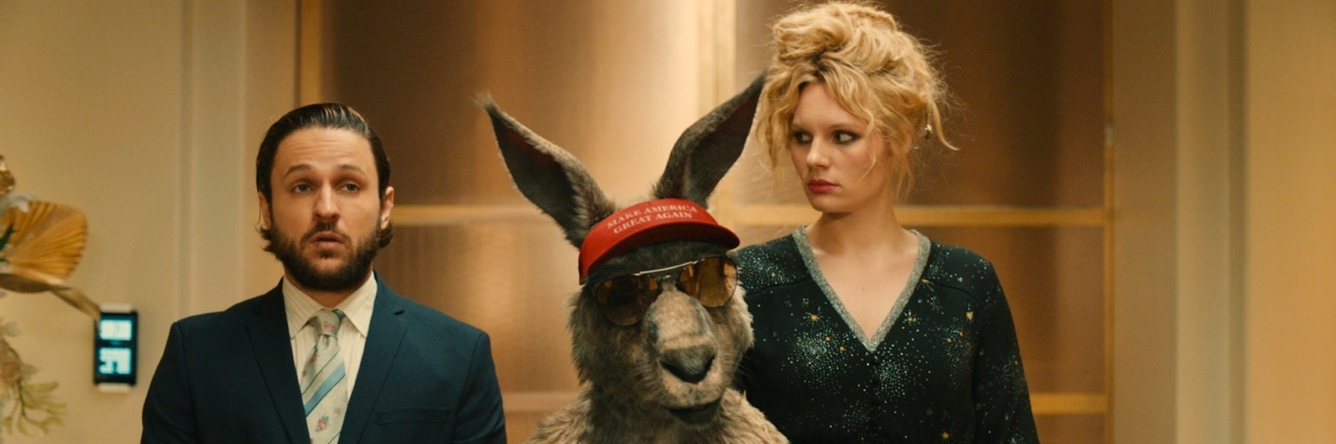 Das Känguru in einer Filmszene zwischen  Dimitrij Schaad und Rosalie Thomass.