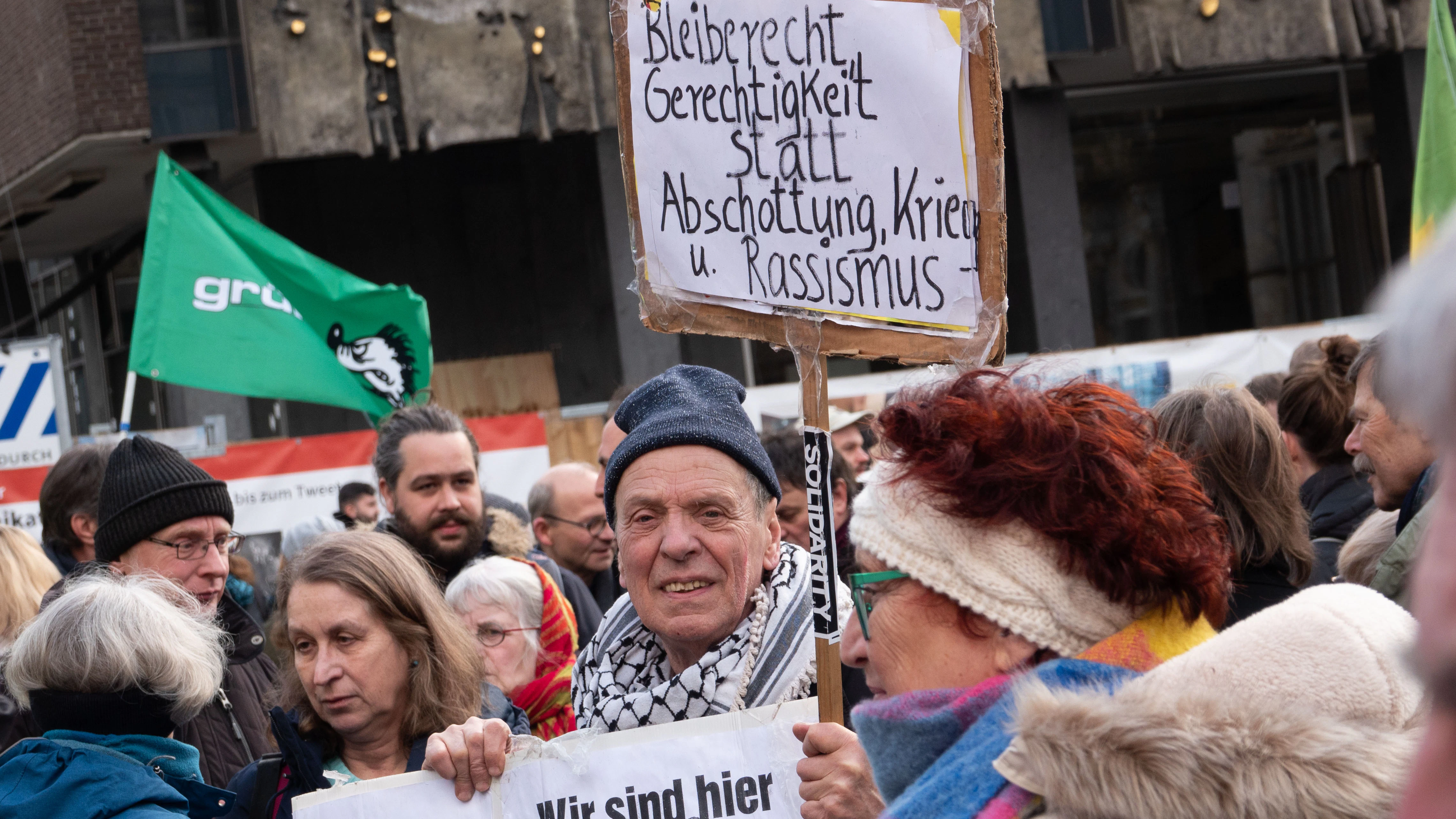 Ein Demonstrant in Bremen.