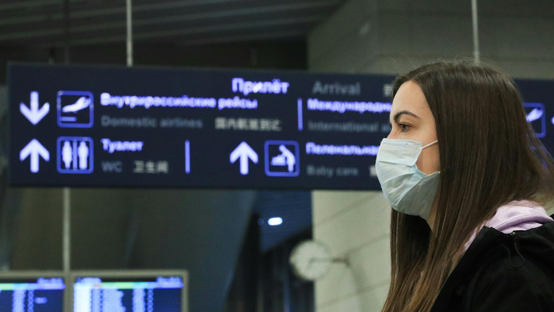 Ein Mundschutz auf Reisen beruhigt - hilft aber nicht viel. Es ist besser, Abstand zu anderen Reisenden zu halten und sich die Hände oft zu waschen.